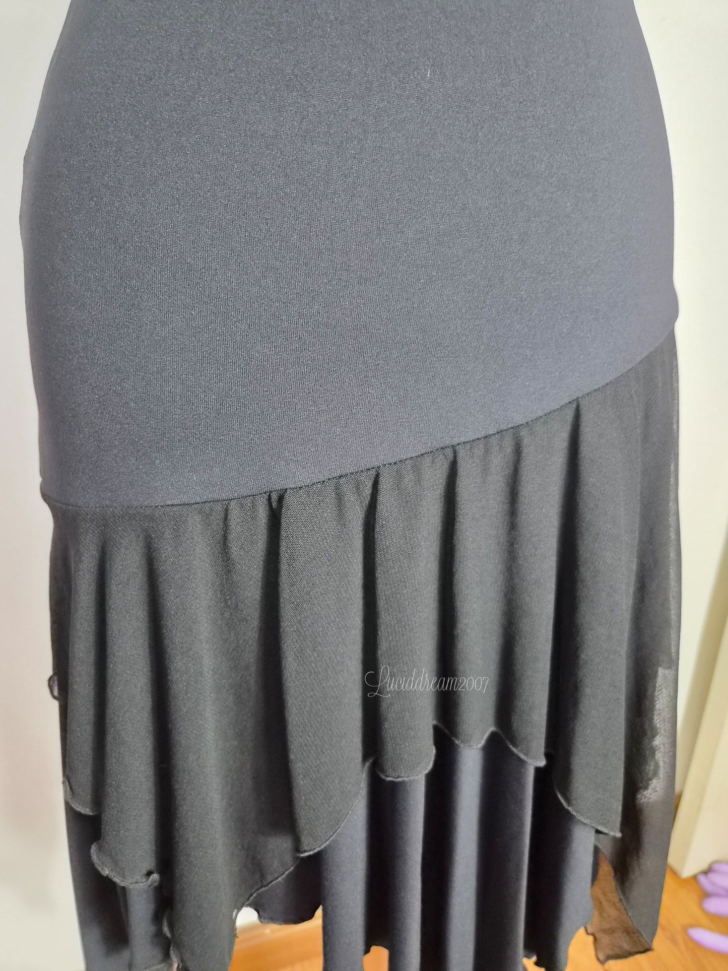 Robe noire asymétrique détails voile