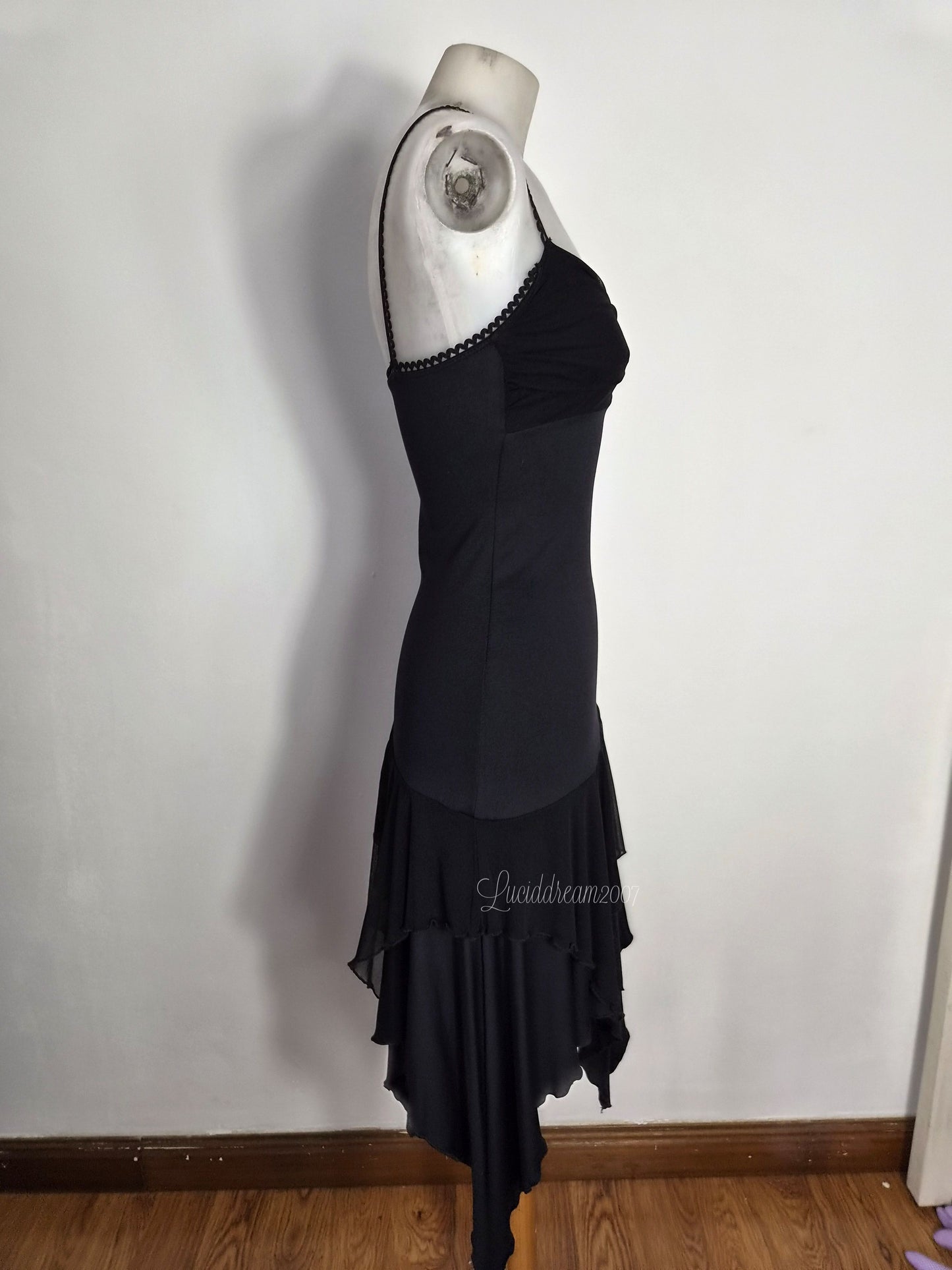 Robe noire asymétrique détails voile