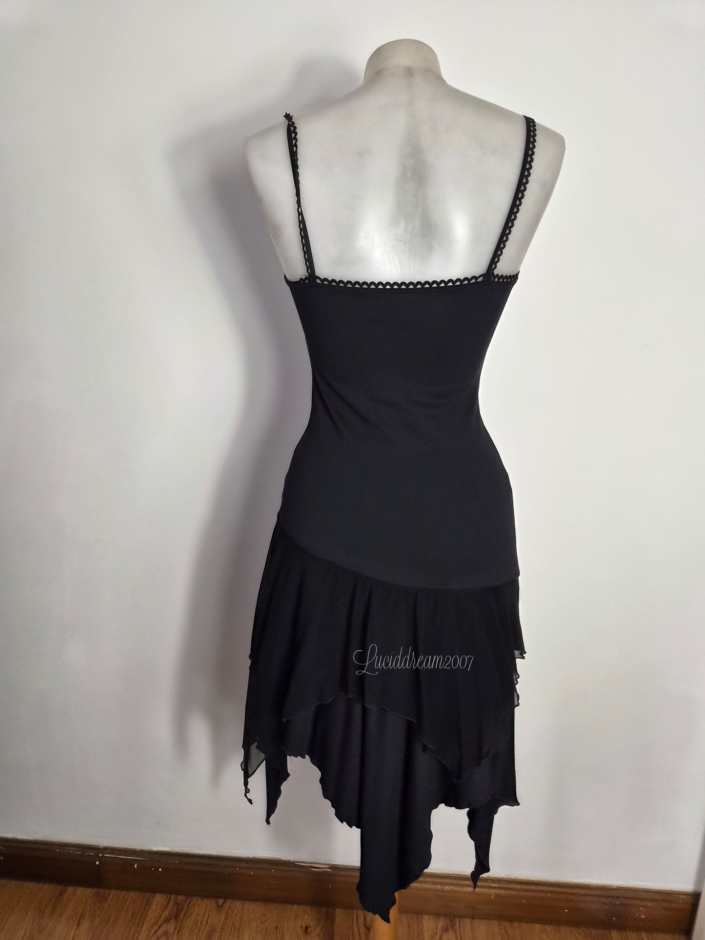 Robe noire asymétrique détails voile