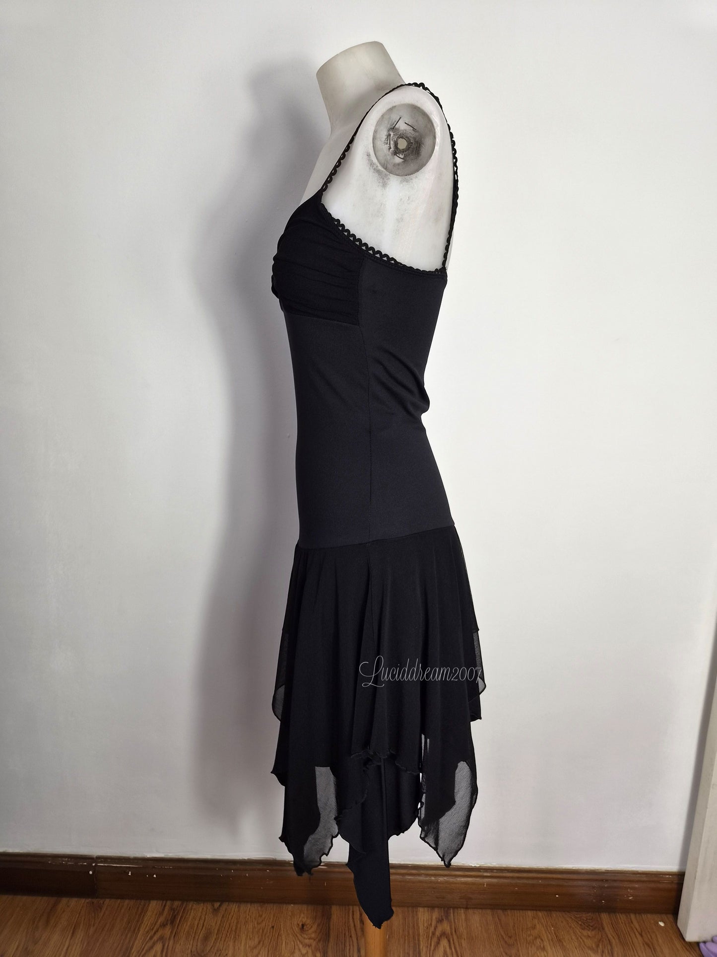 Robe noire asymétrique détails voile