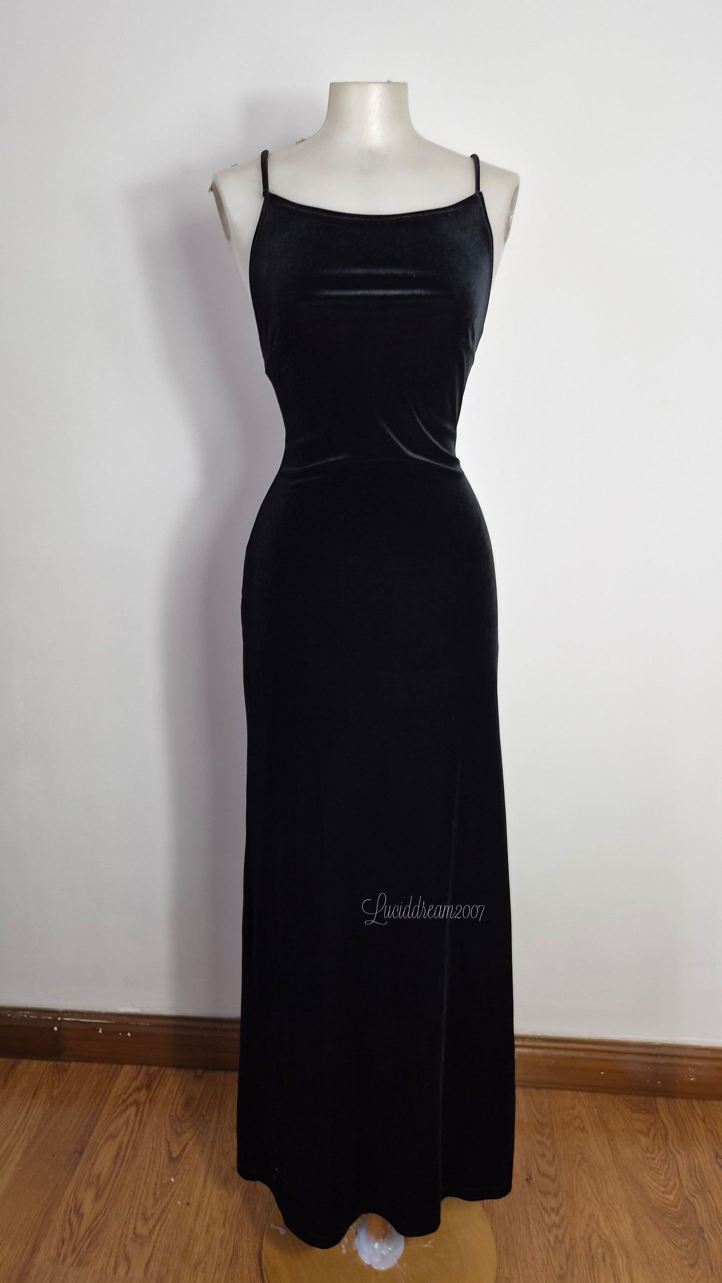 Robe dos nu en velours noir