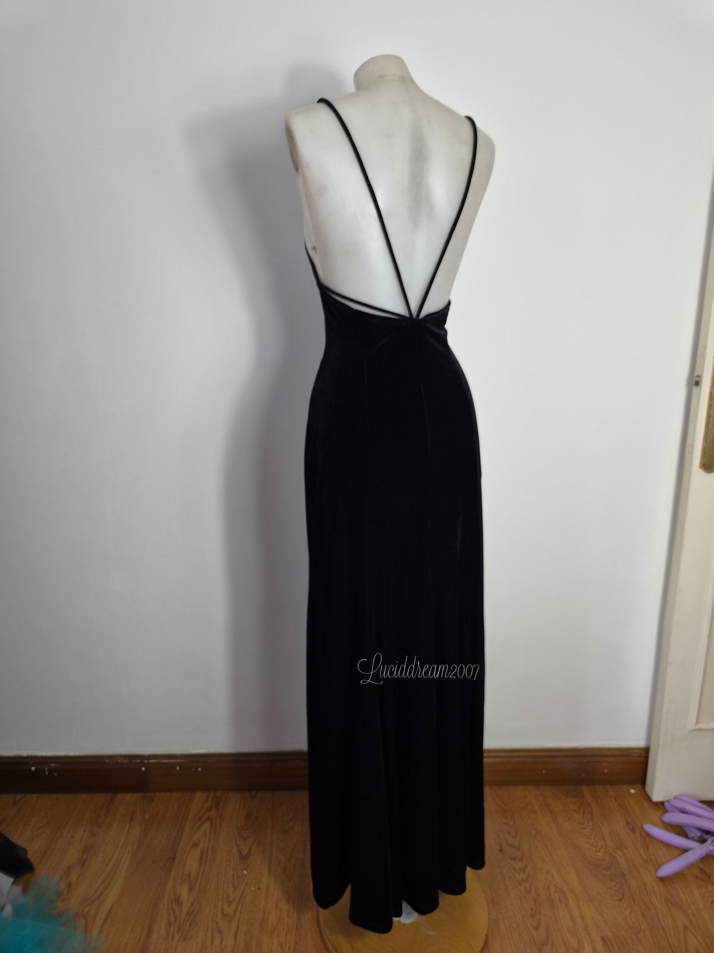 Robe dos nu en velours noir