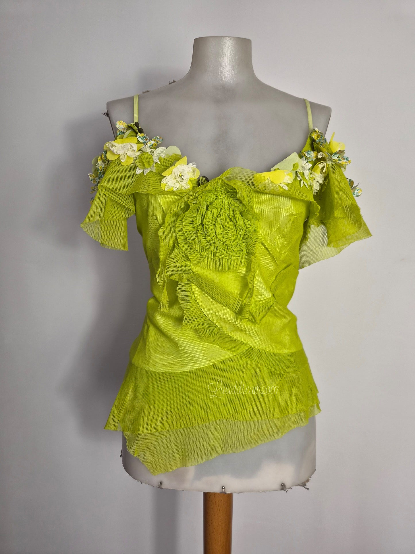 Haut en résille vert pomme détails fleurs