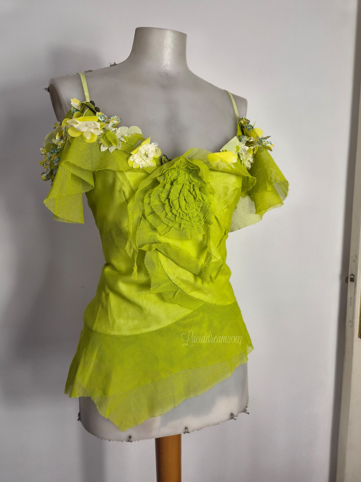 Haut en résille vert pomme détails fleurs