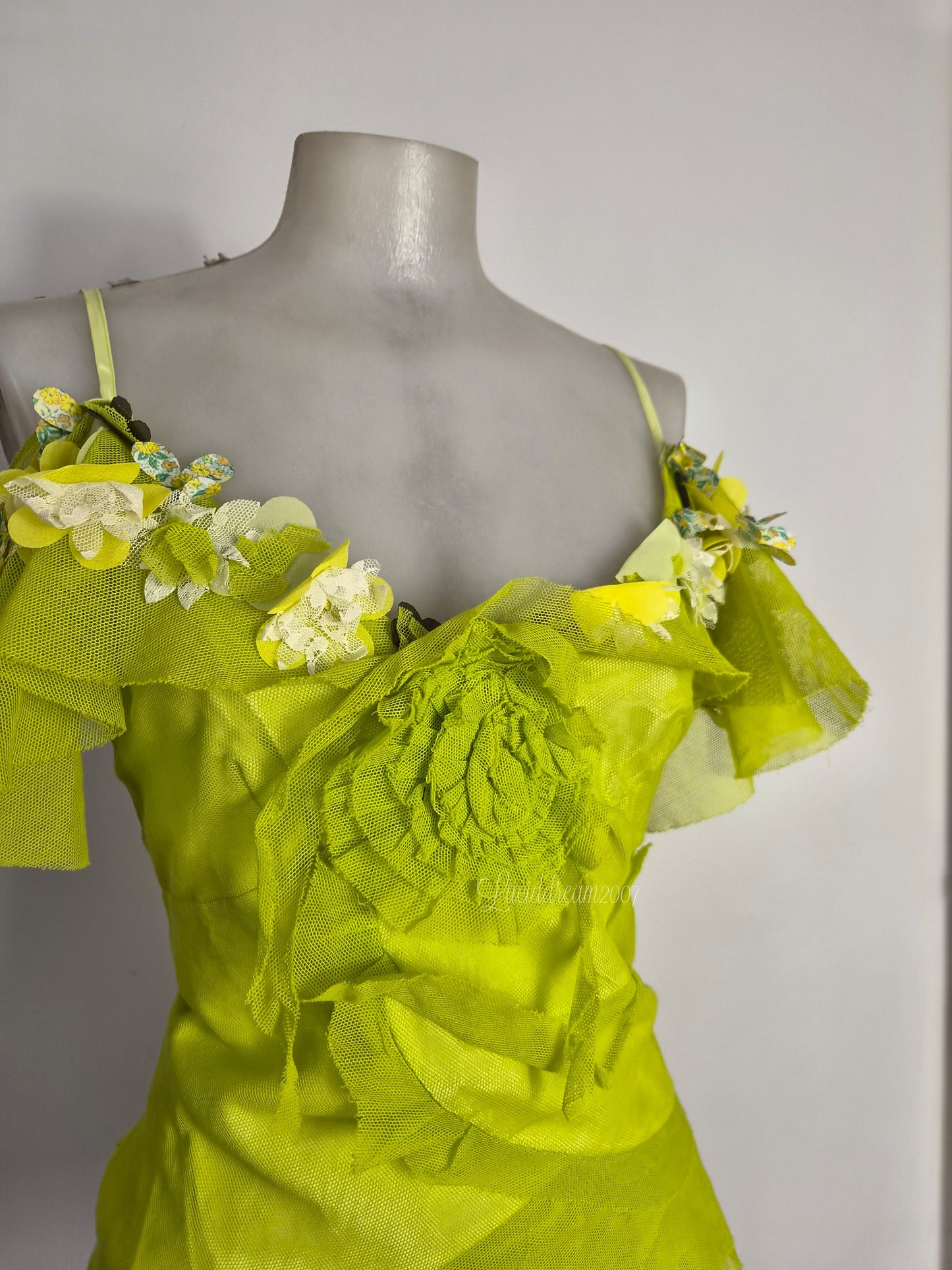 Haut en résille vert pomme détails fleurs