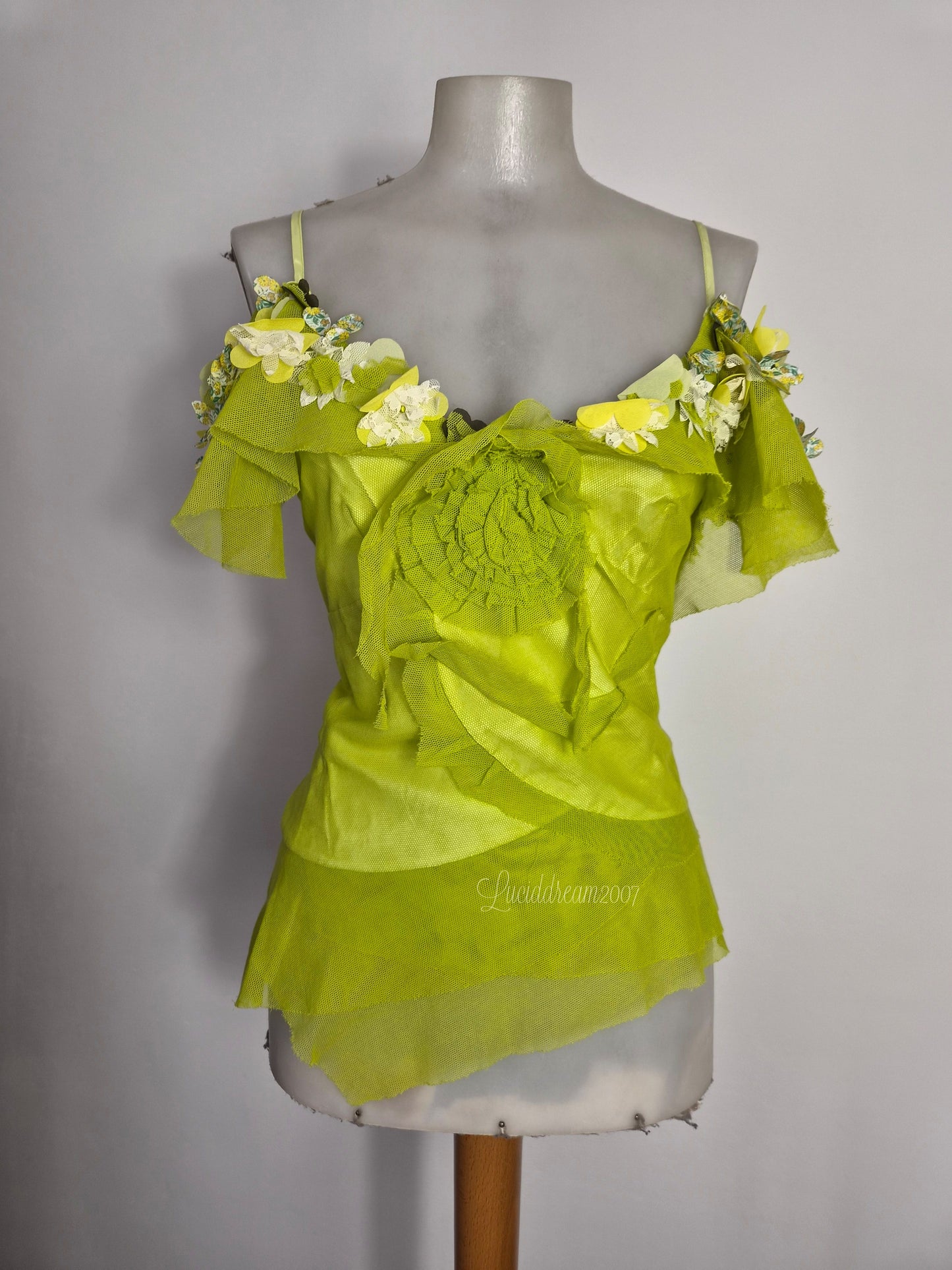 Haut en résille vert pomme détails fleurs