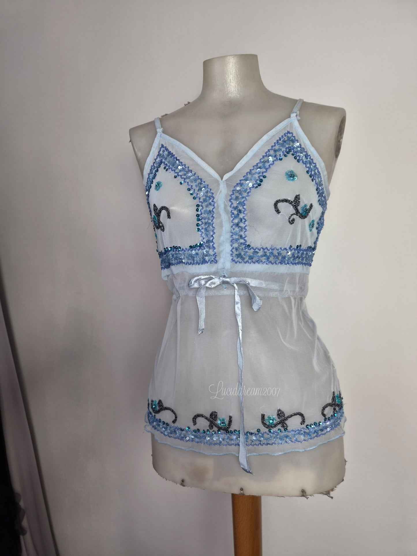 Haut en voile bleue brodé