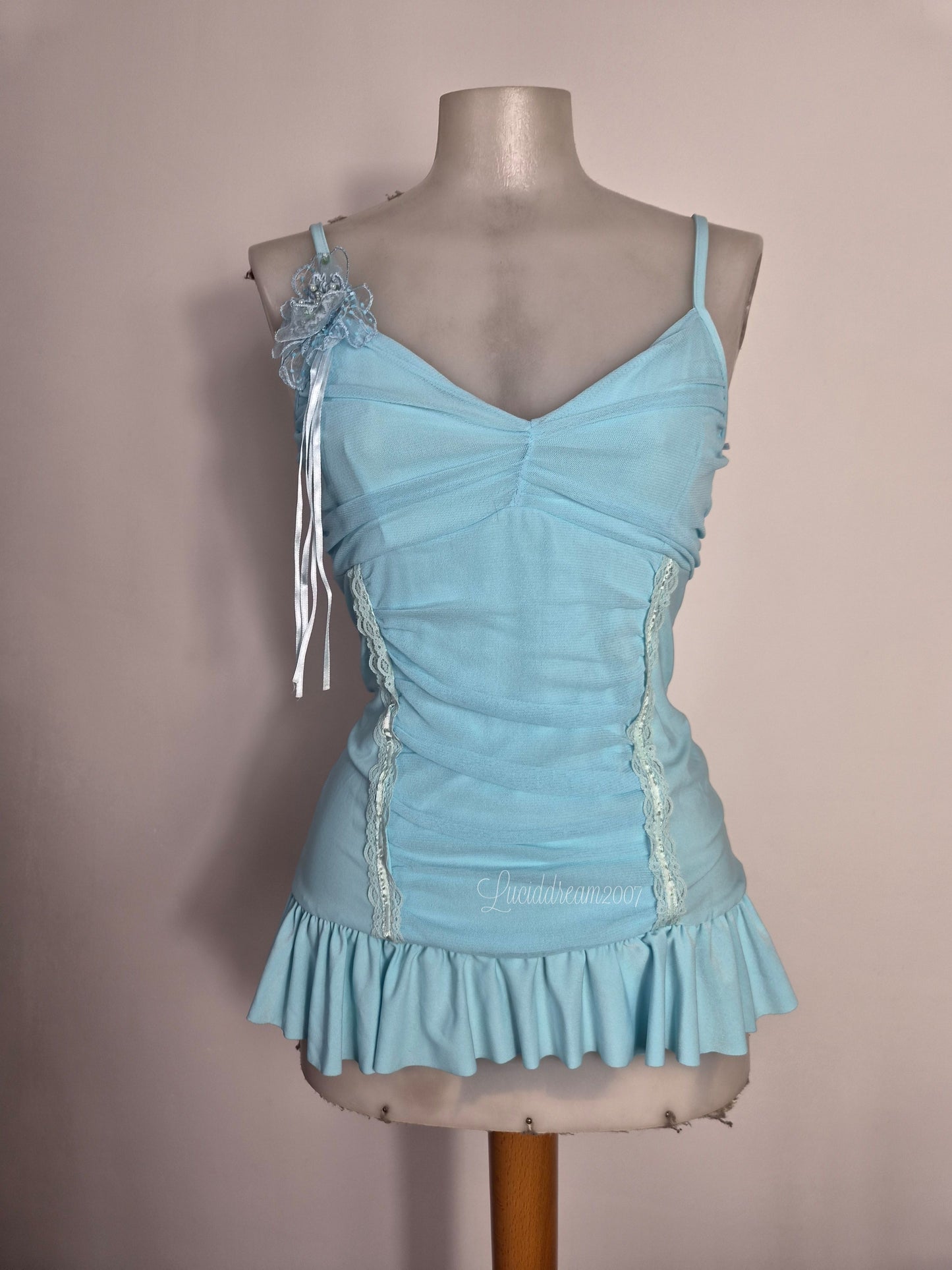 Haut bleu détails fleurs 3D