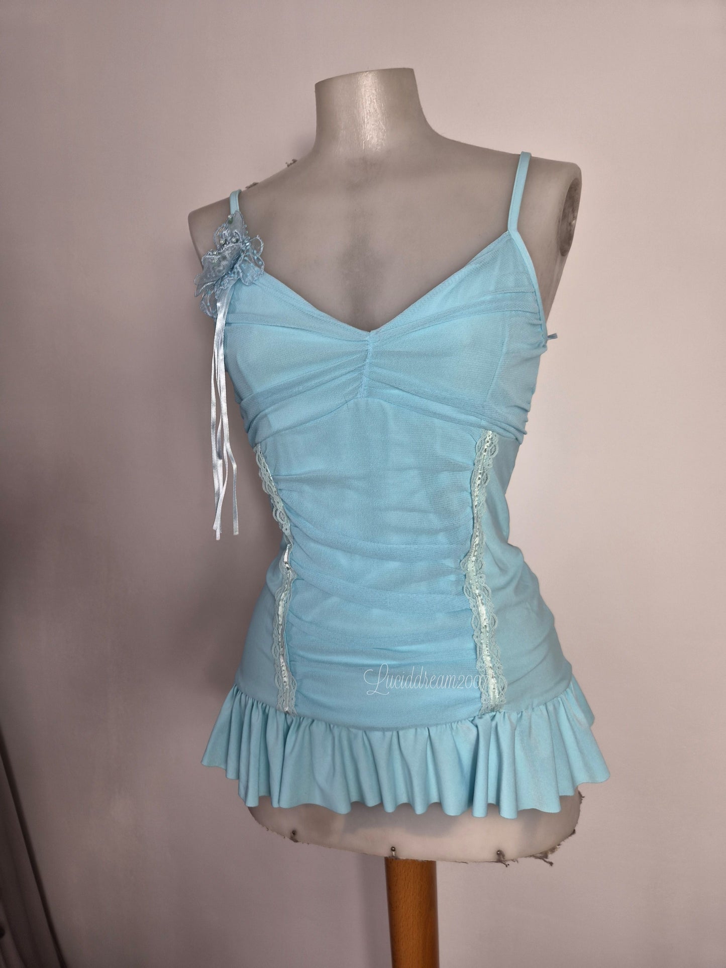 Haut bleu détails fleurs 3D
