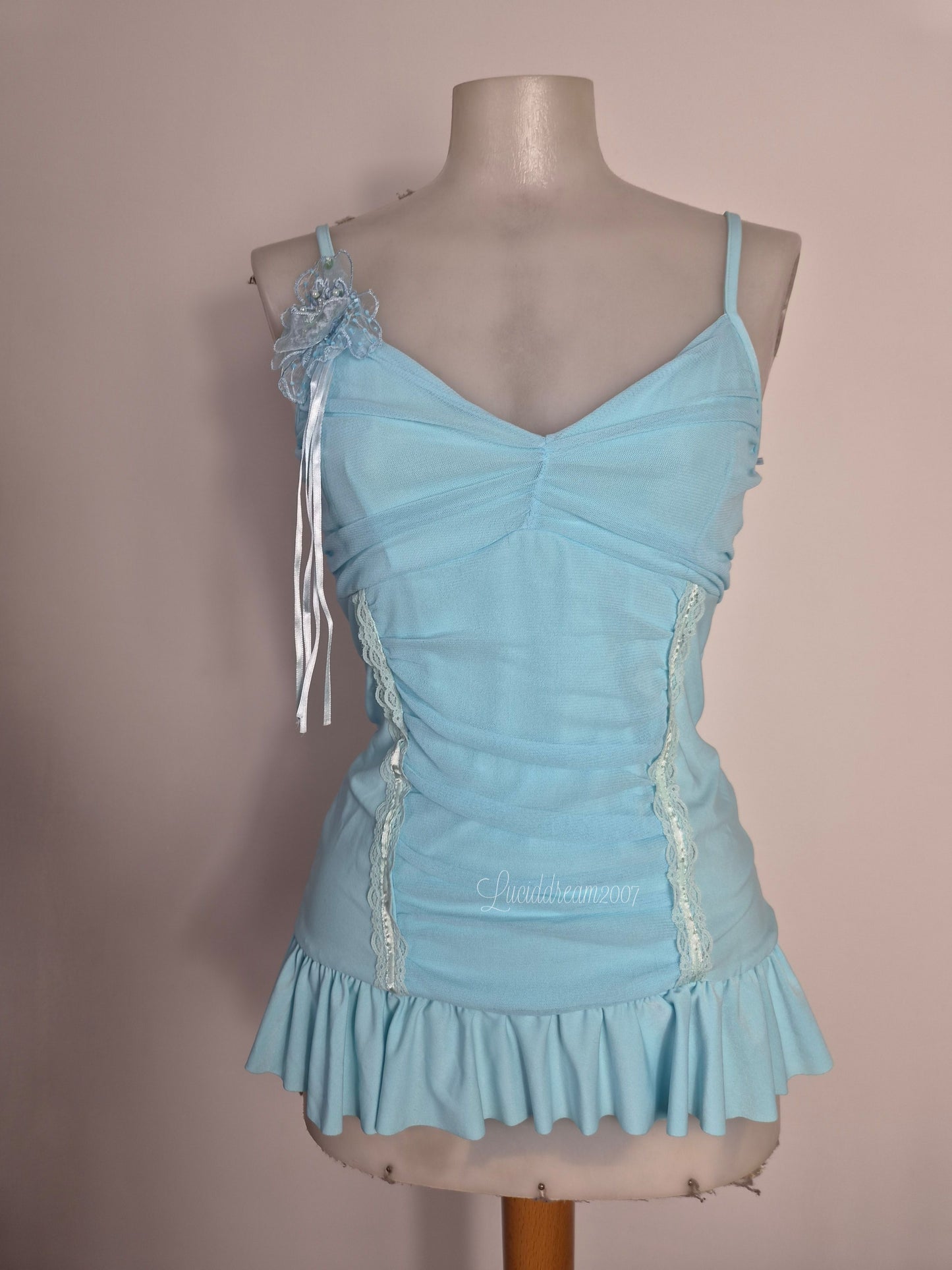 Haut bleu détails fleurs 3D