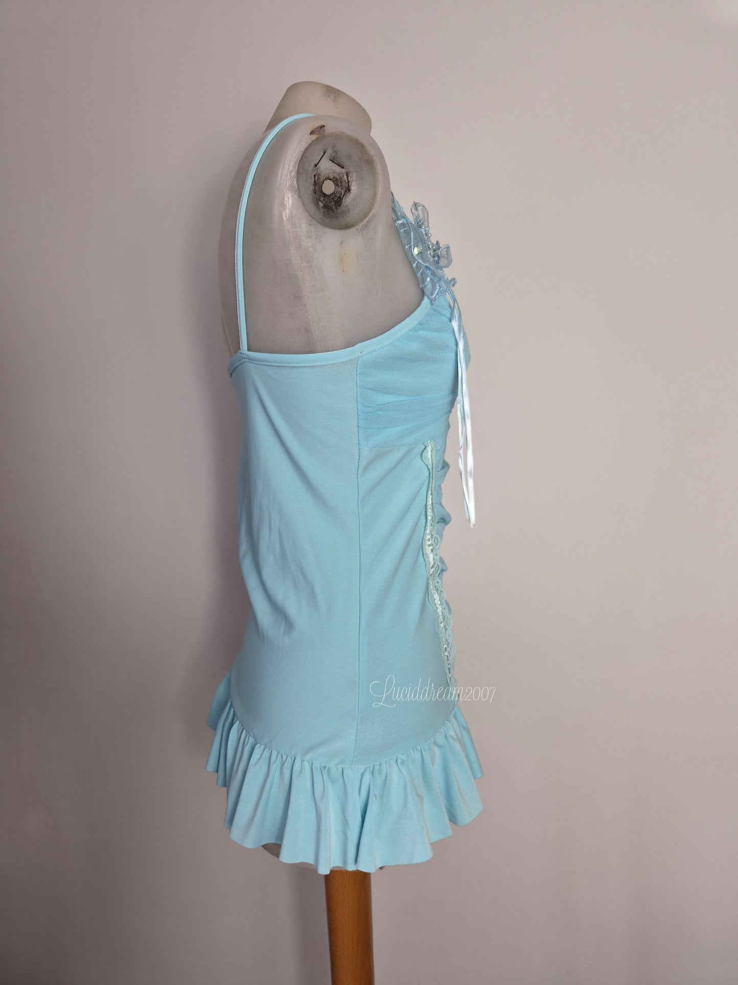 Haut bleu détails fleurs 3D