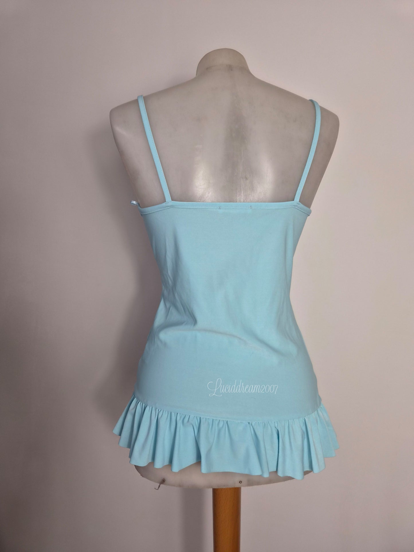Haut bleu détails fleurs 3D