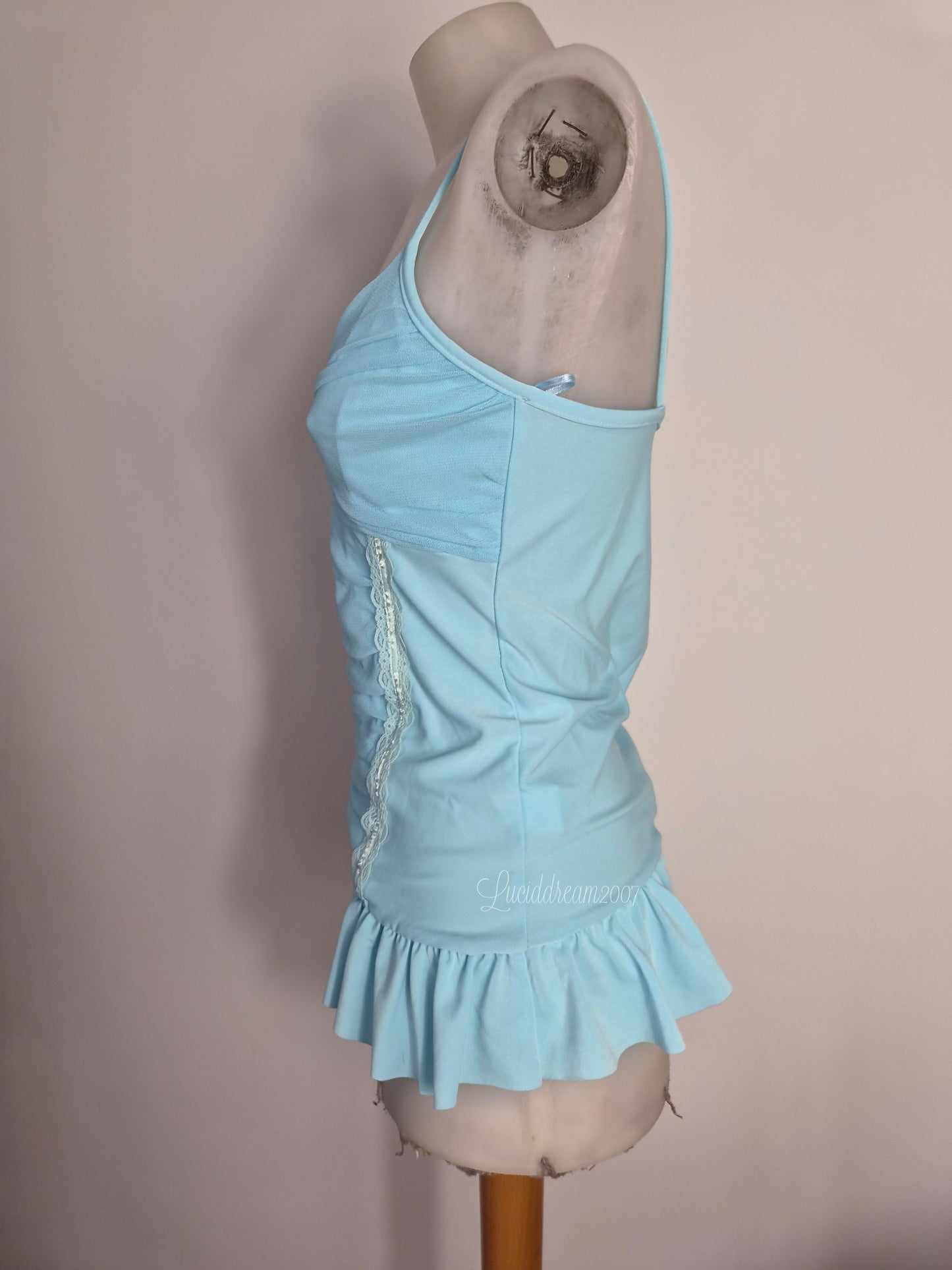 Haut bleu détails fleurs 3D