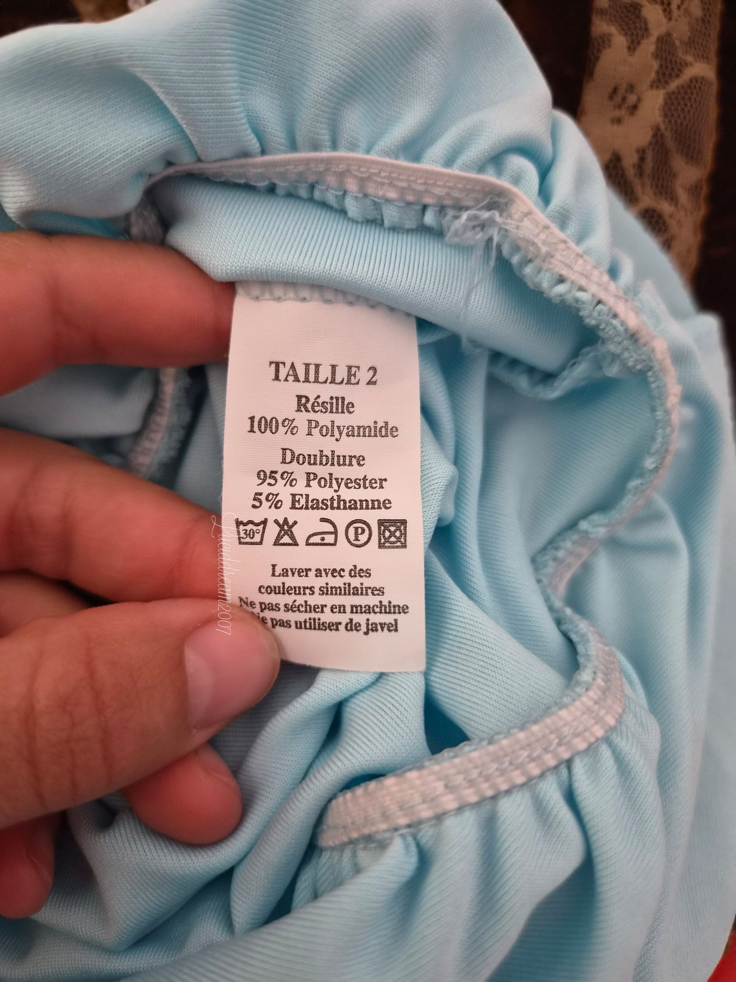 Haut bleu détails fleurs 3D