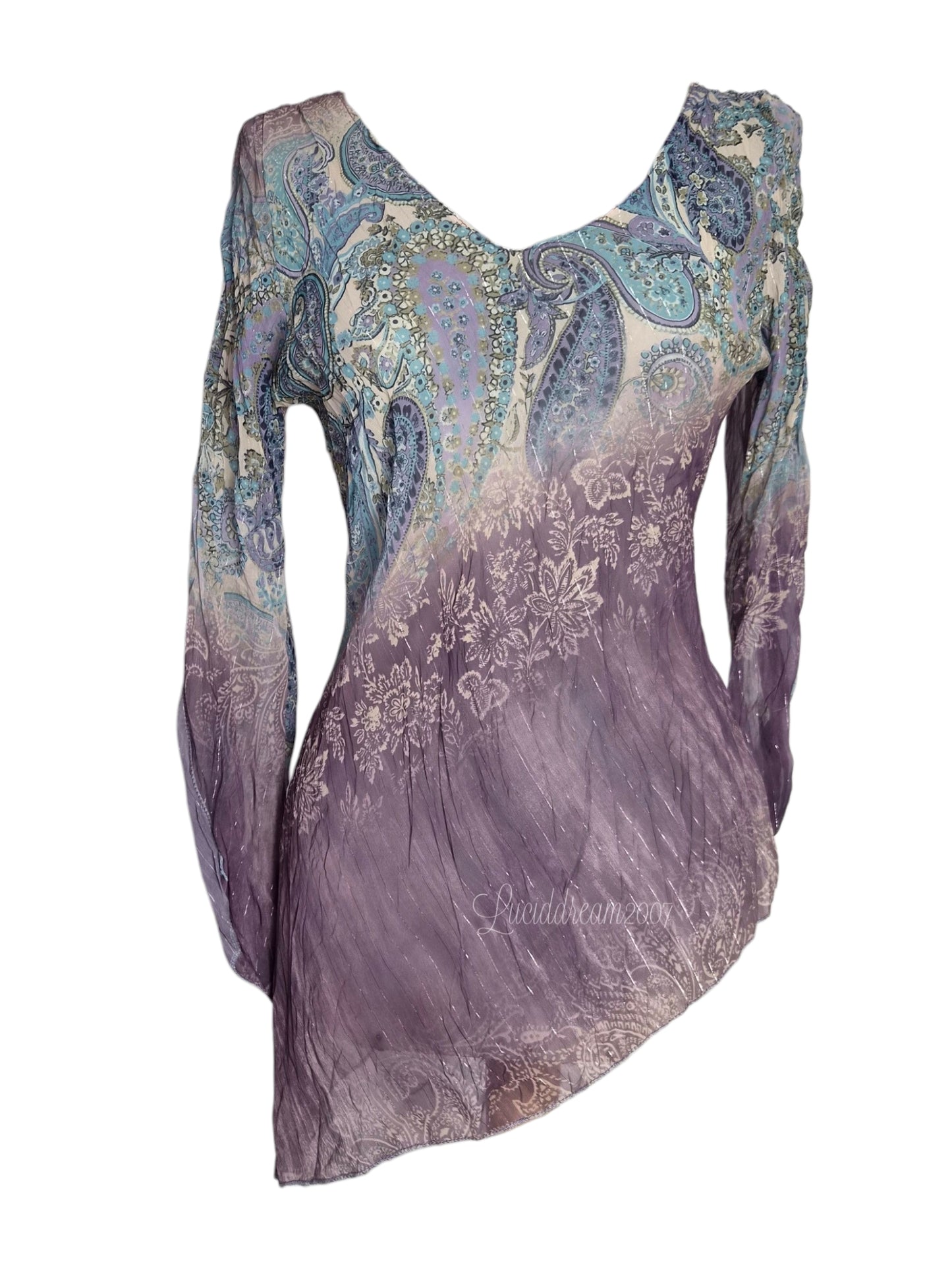 Haut à manches longues avec une encolure en V.

Avec des motifs de type cachemire (paisley) sur le haut et des motifs floraux vers le bas, avec un dégradé de couleurs allant du bleu clair au violet. top vintage fairycore sorti d'une reverie.