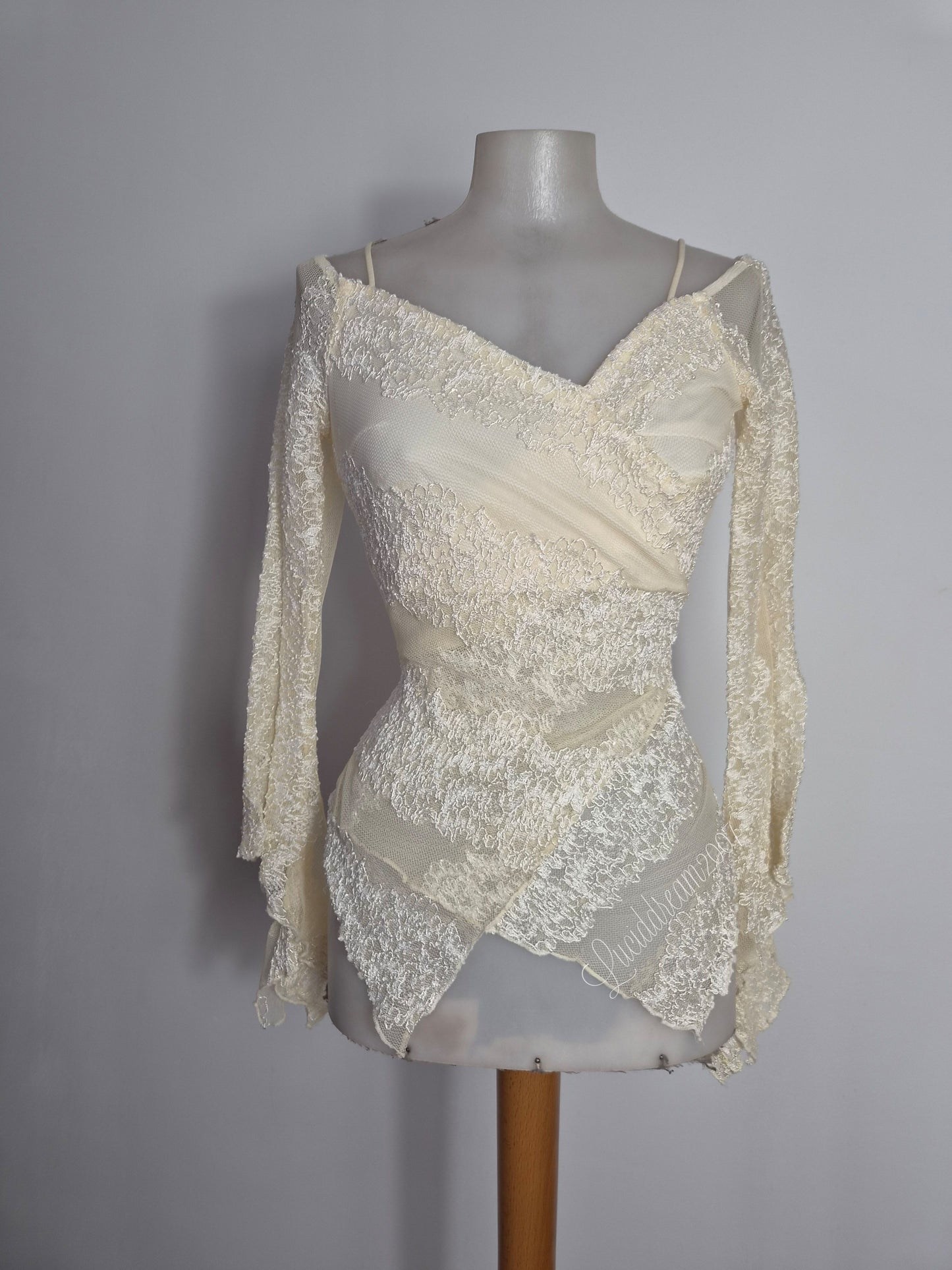 Haut en dentelle tons crème
