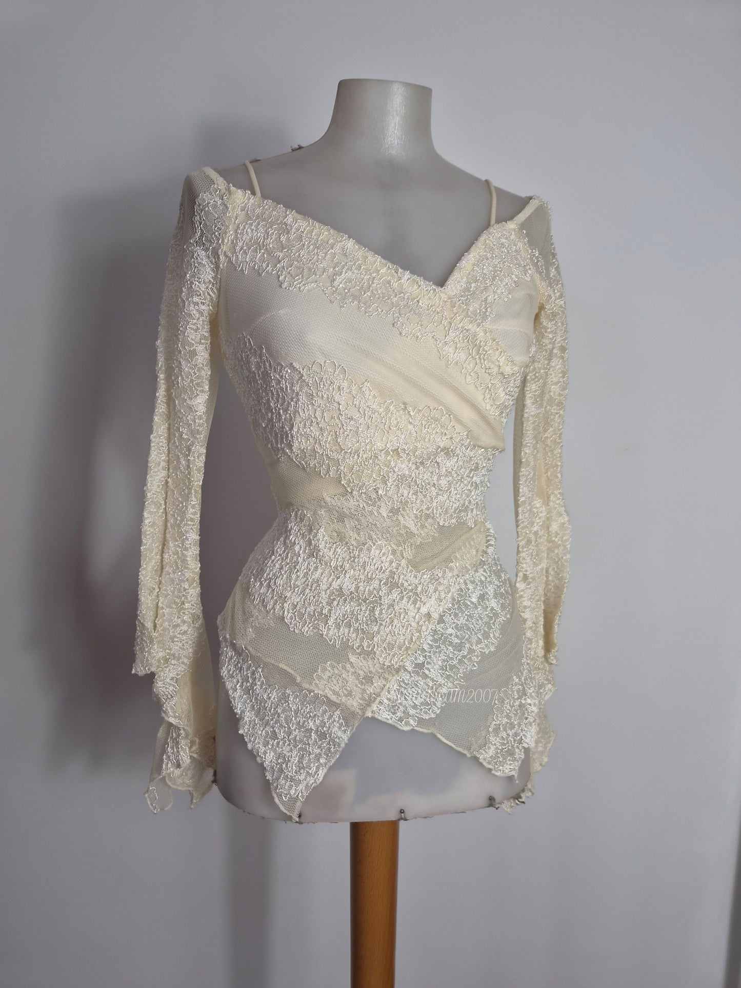 Haut en dentelle tons crème