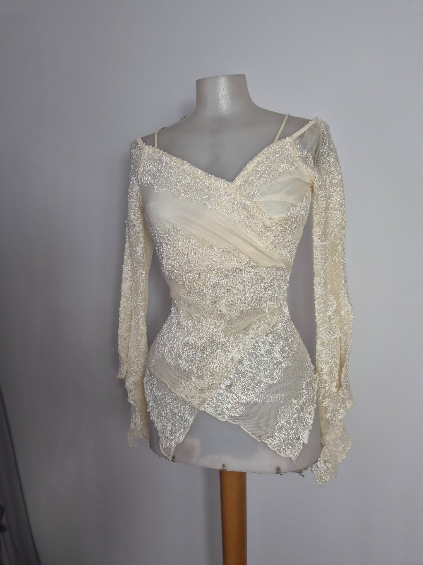 Haut en dentelle tons crème