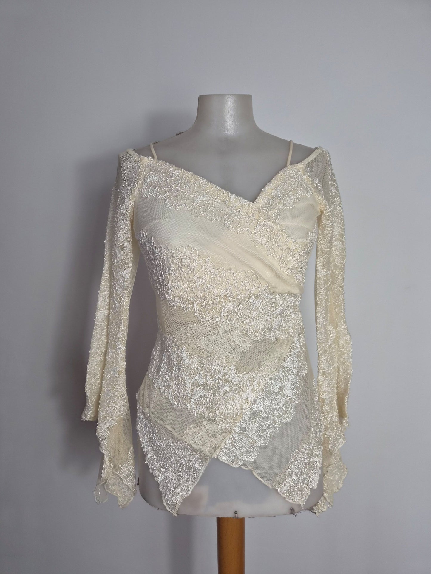 Haut en dentelle tons crème