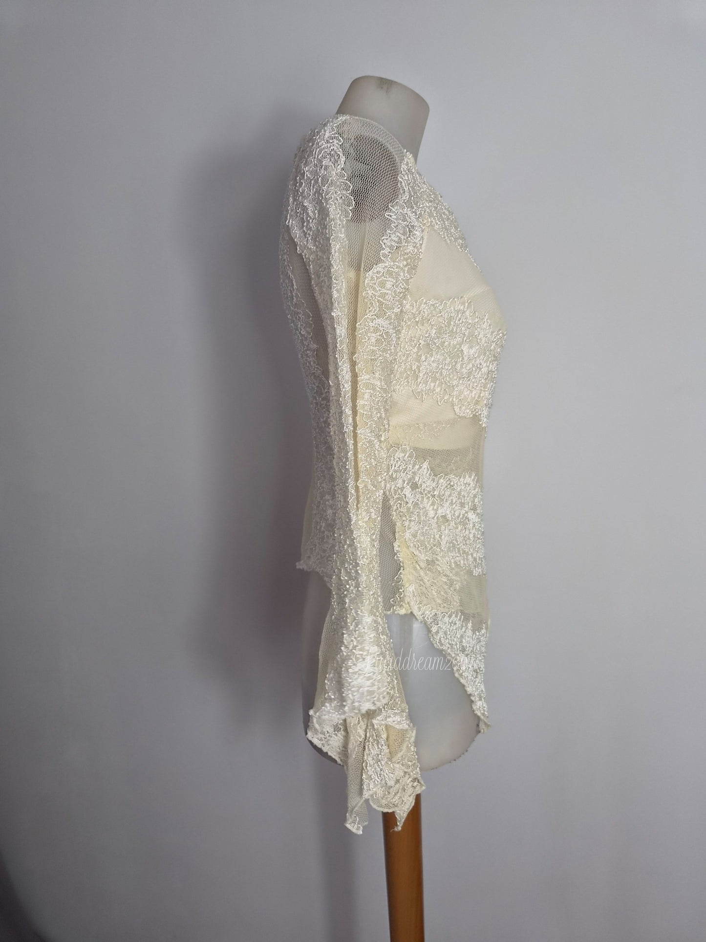 Haut en dentelle tons crème