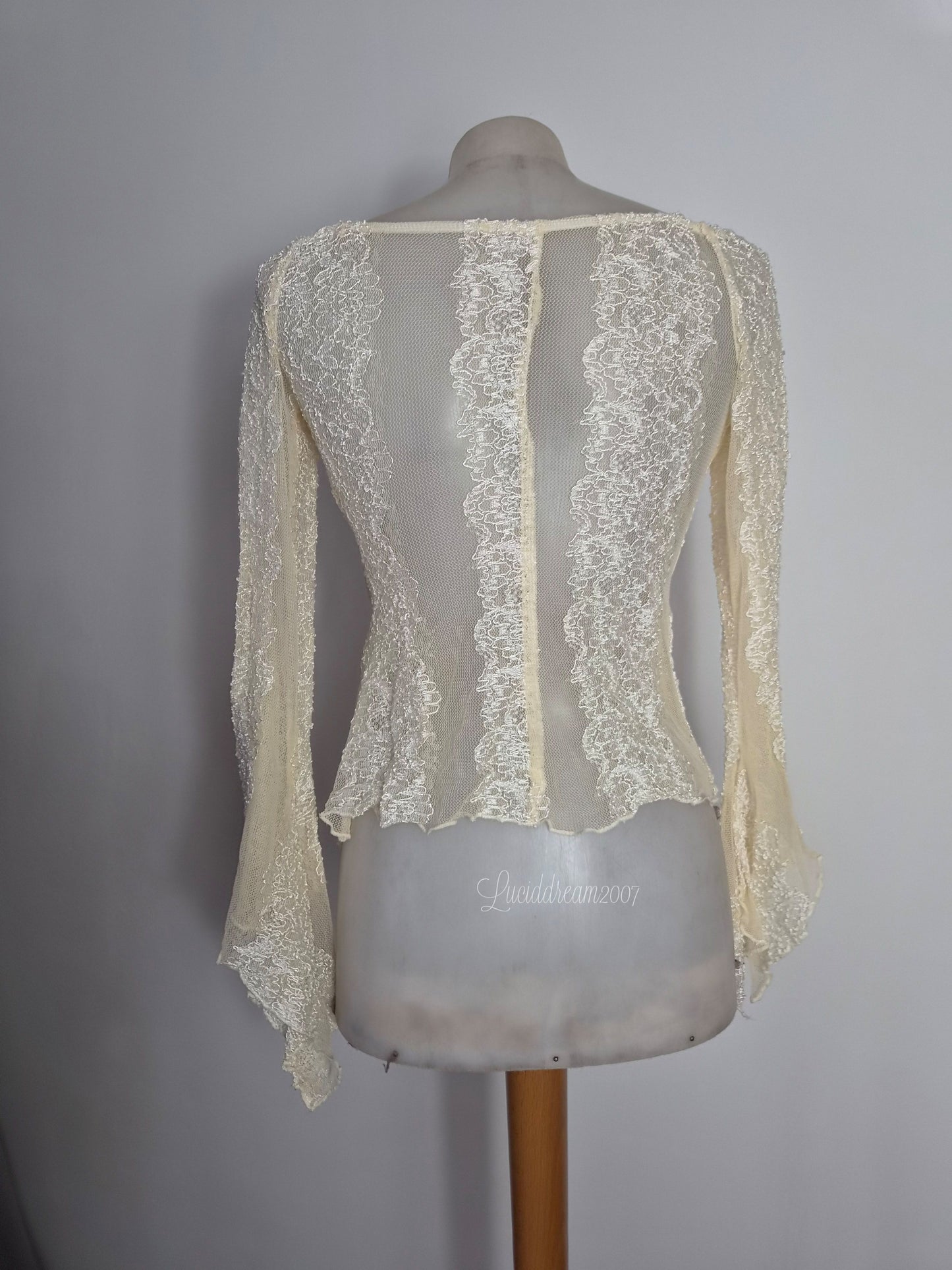 Haut en dentelle tons crème