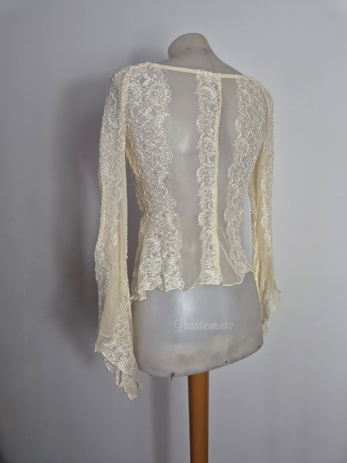 Haut en dentelle tons crème