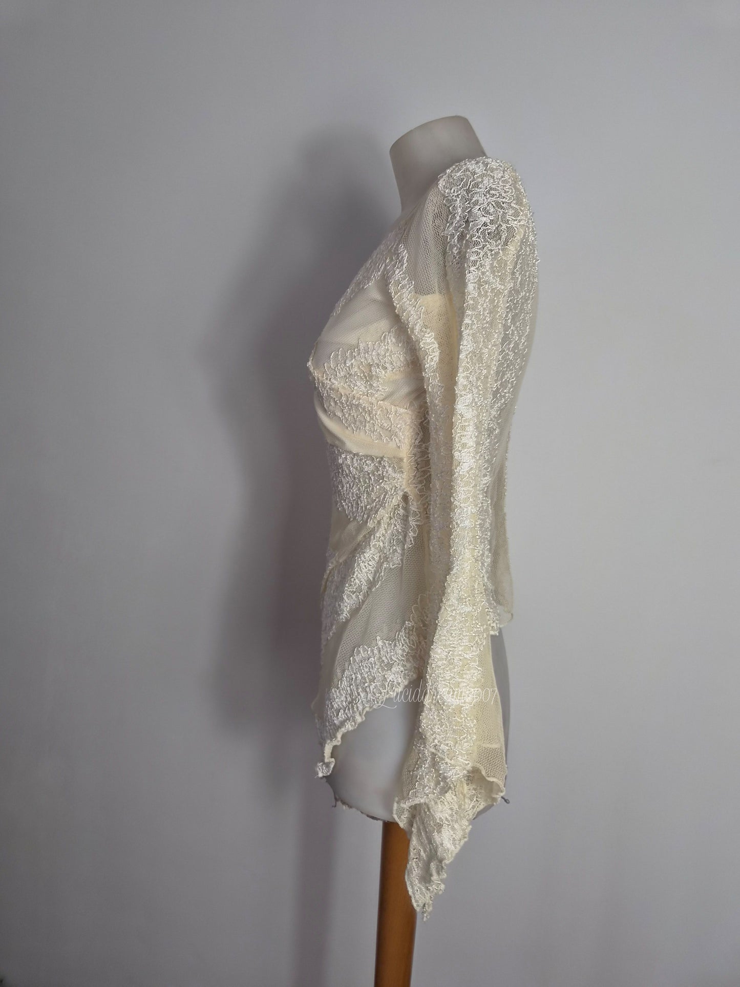 Haut en dentelle tons crème