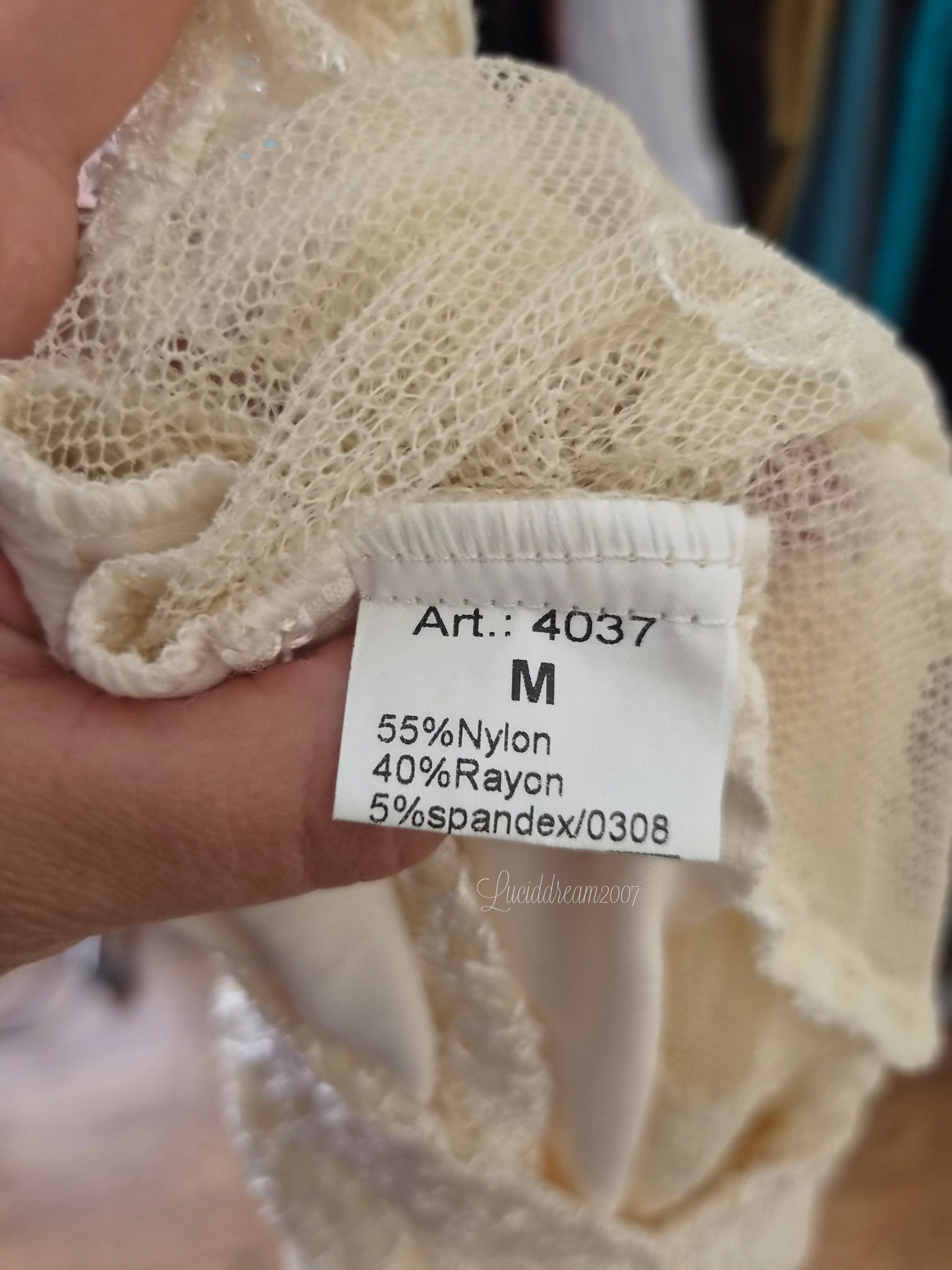 Haut en dentelle tons crème