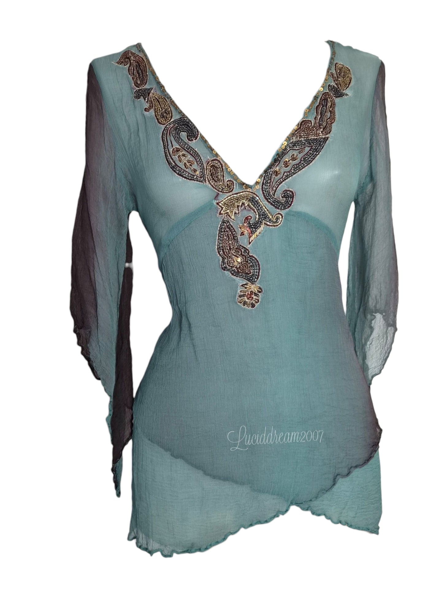 Haut vintage René Derhy orné de broderies détaillées comportant des perles et des sequins aux motifs inspirés du cachemire . Pièce fairycore sortie d'une reverie.