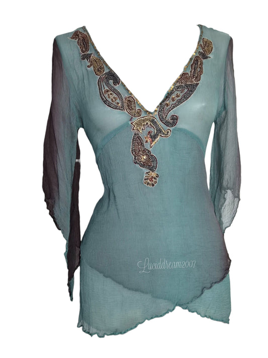 Haut vintage René Derhy orné de broderies détaillées comportant des perles et des sequins aux motifs inspirés du cachemire . Pièce fairycore sortie d'une reverie.