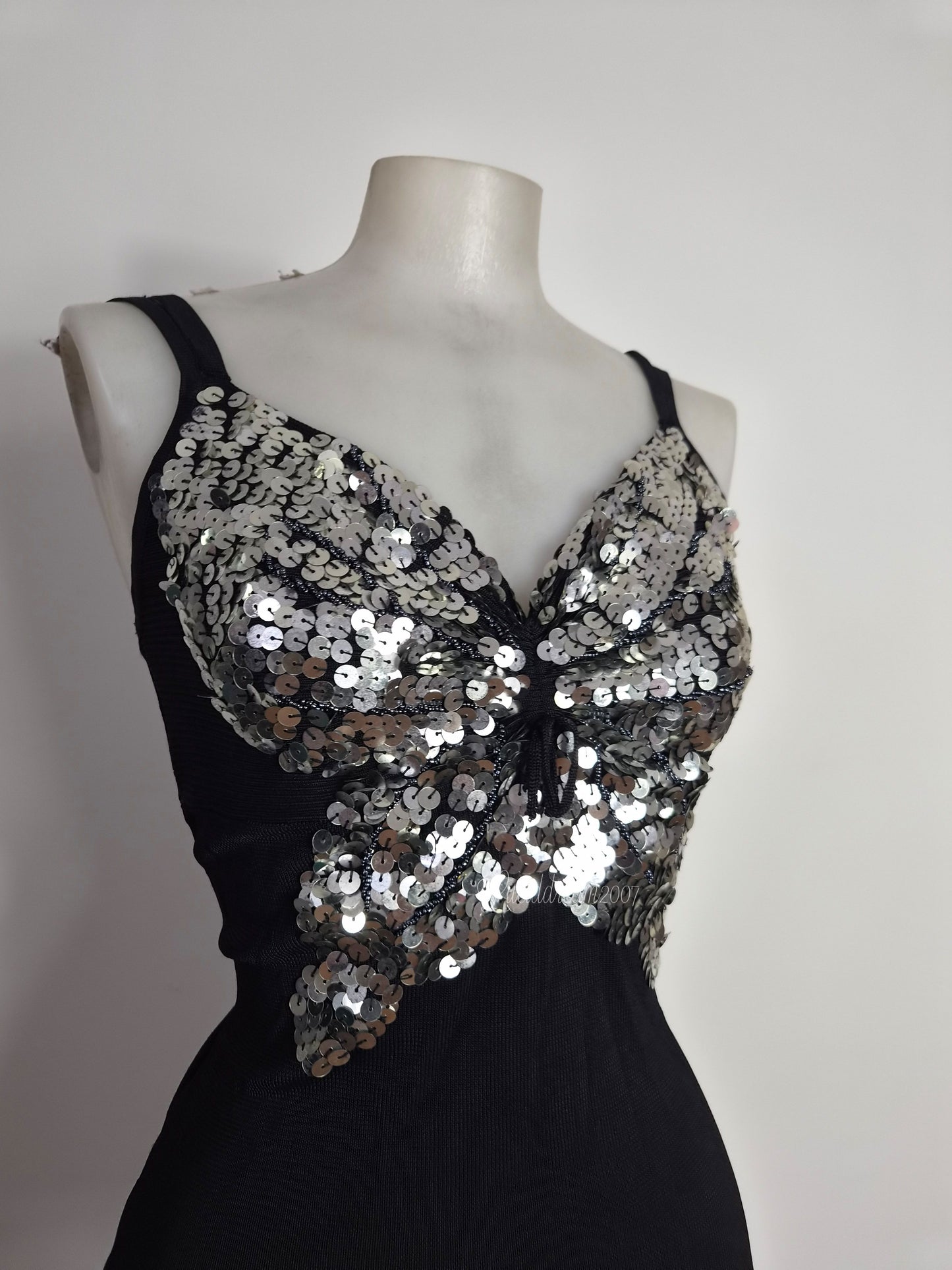 Haut noir et argenté motif papillon