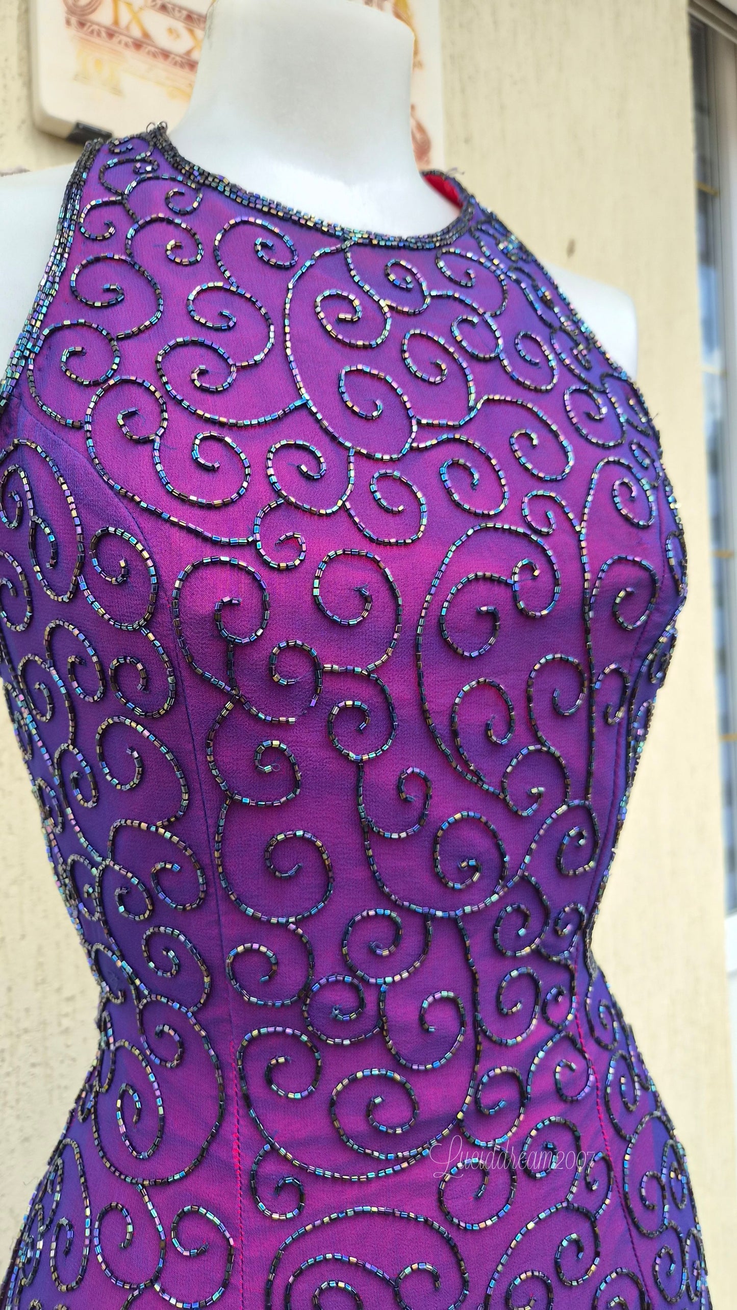 Robe en soie brodée dos nu