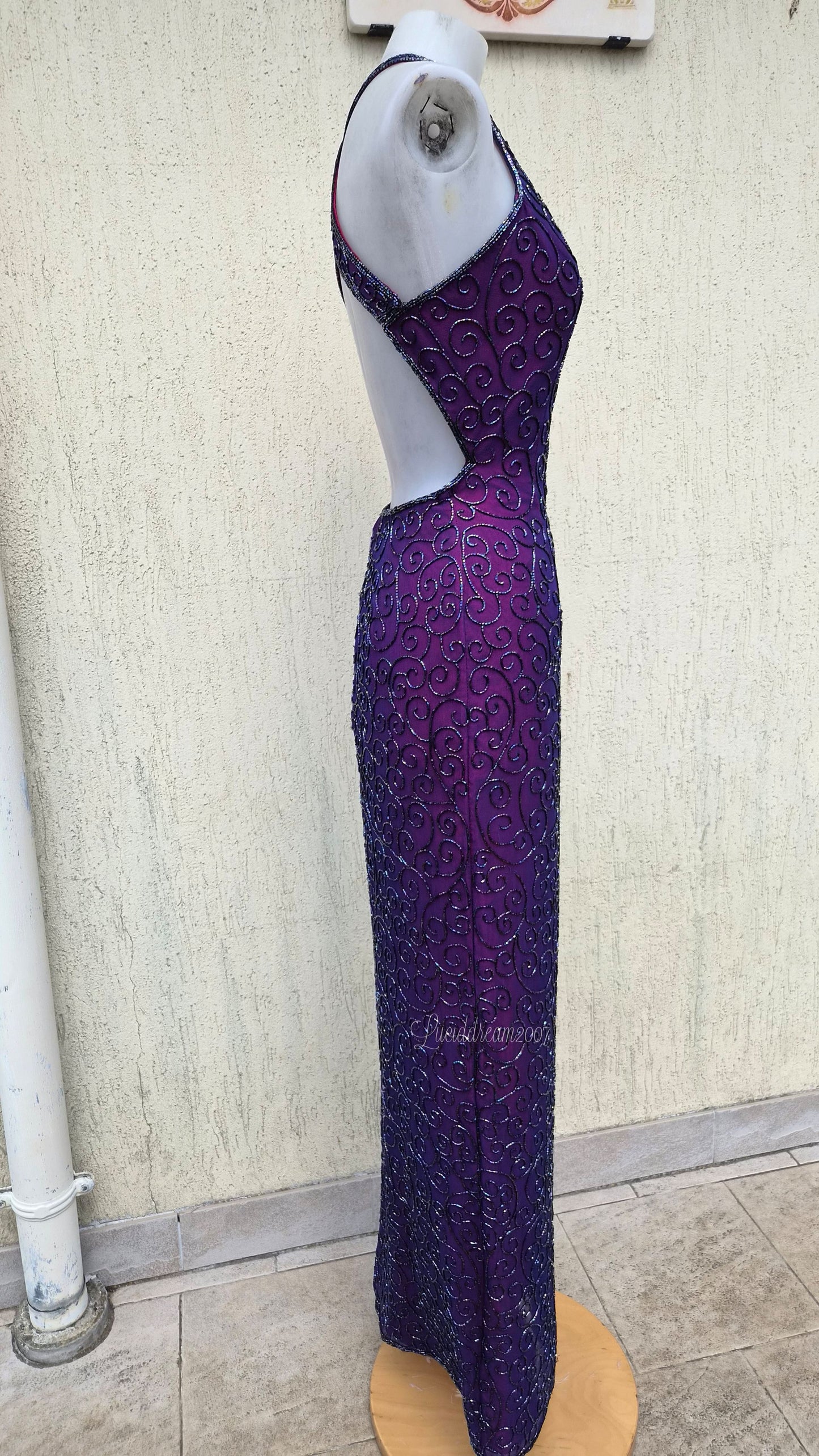 Robe en soie brodée dos nu