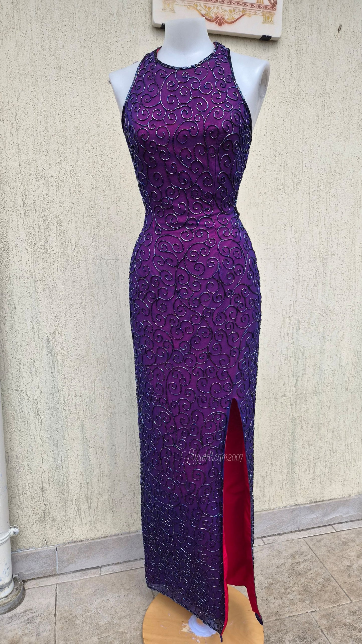 Robe en soie brodée dos nu