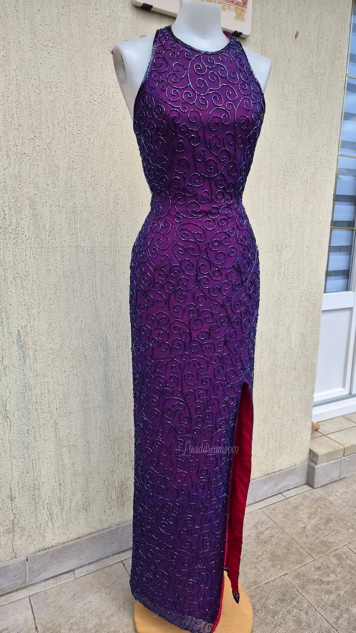 Robe en soie brodée dos nu