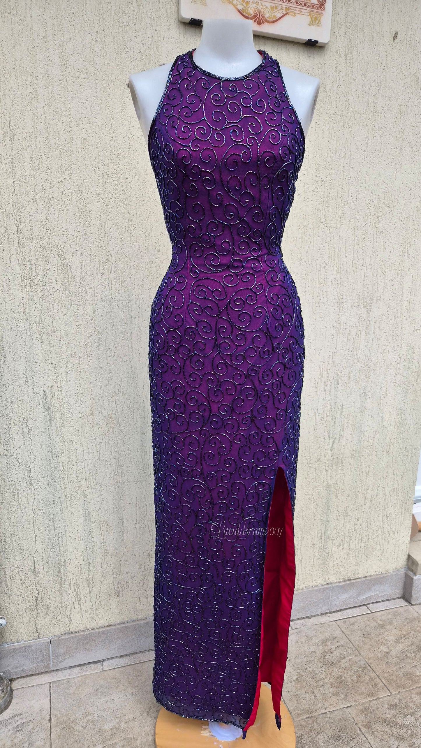 Maxi robe en soie dos nu violette, brodée de perles en forme d'arabesques. Prom dress vintage sortie d'une reverie fairycore.