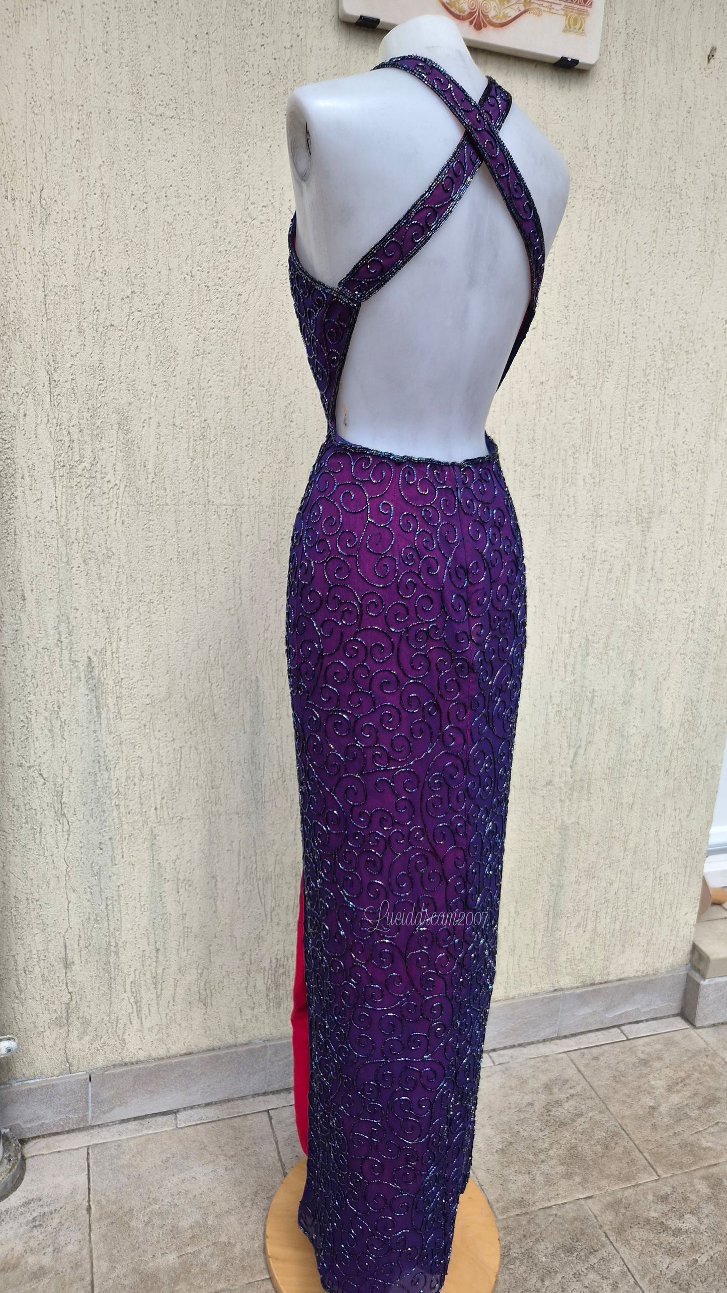 Robe en soie brodée dos nu