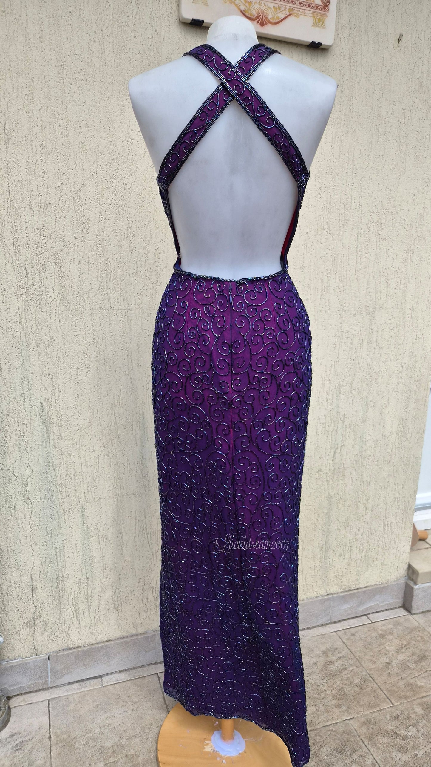 Robe en soie brodée dos nu