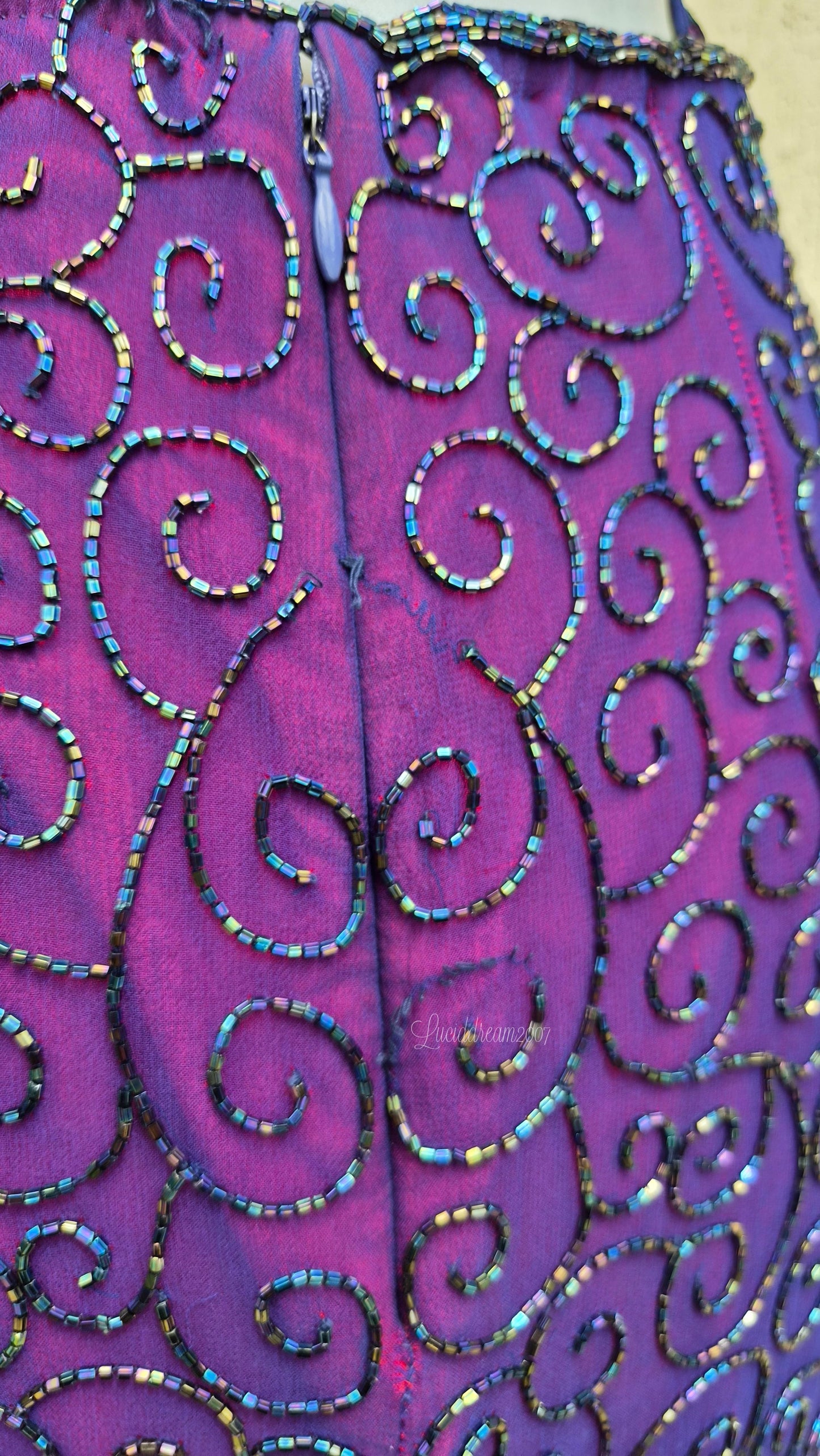 Robe en soie brodée dos nu