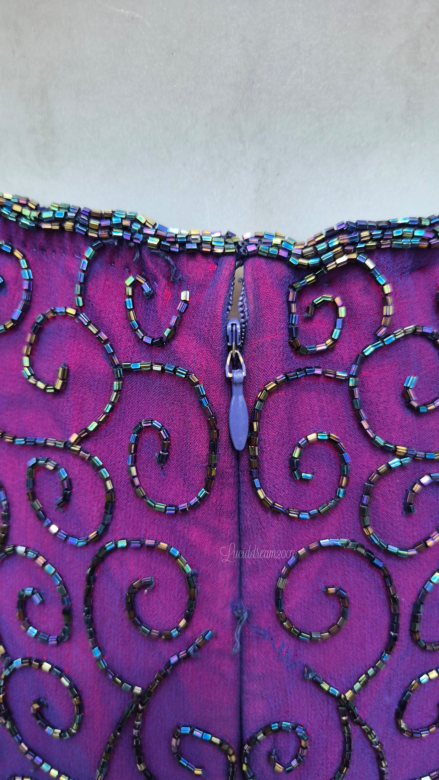 Robe en soie brodée dos nu