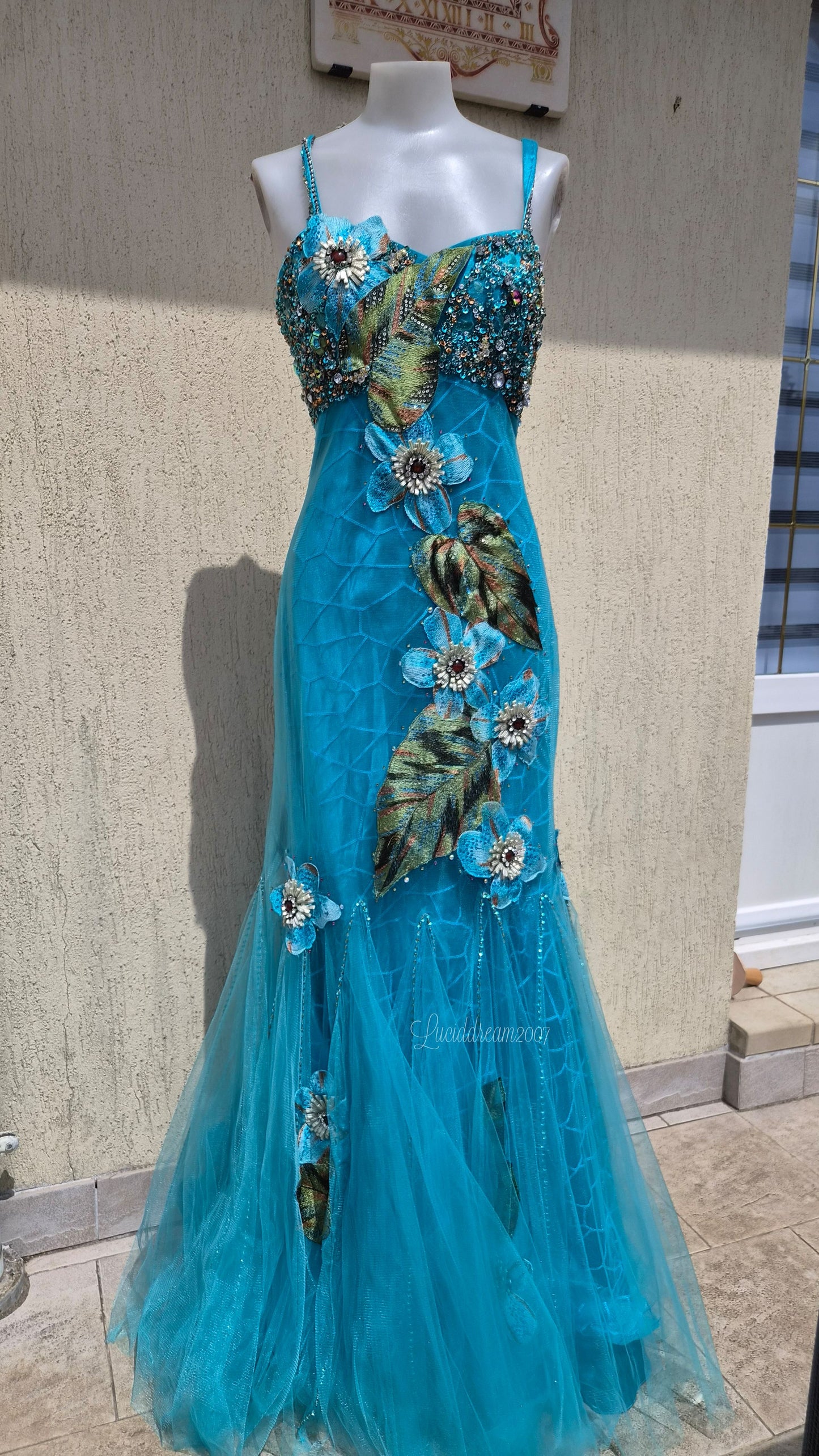 Maxi robe bleue brodée