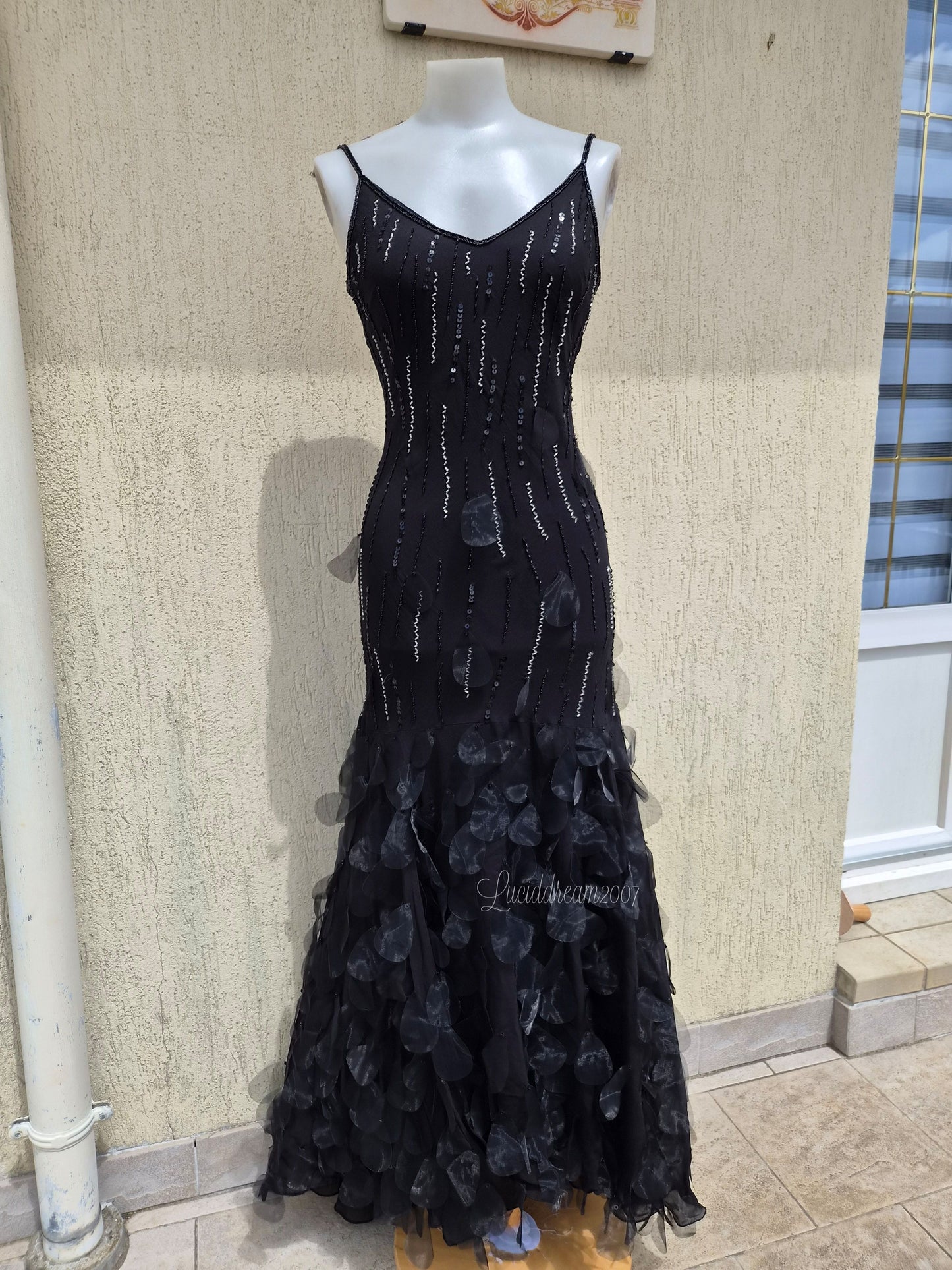 Prom dress noire vintage 100% soie. Dos nu brodée de perles et sequins. Dasn le style dark fairy, wimsigoth. Inspirée de la fameuse robe "Bop to the top".