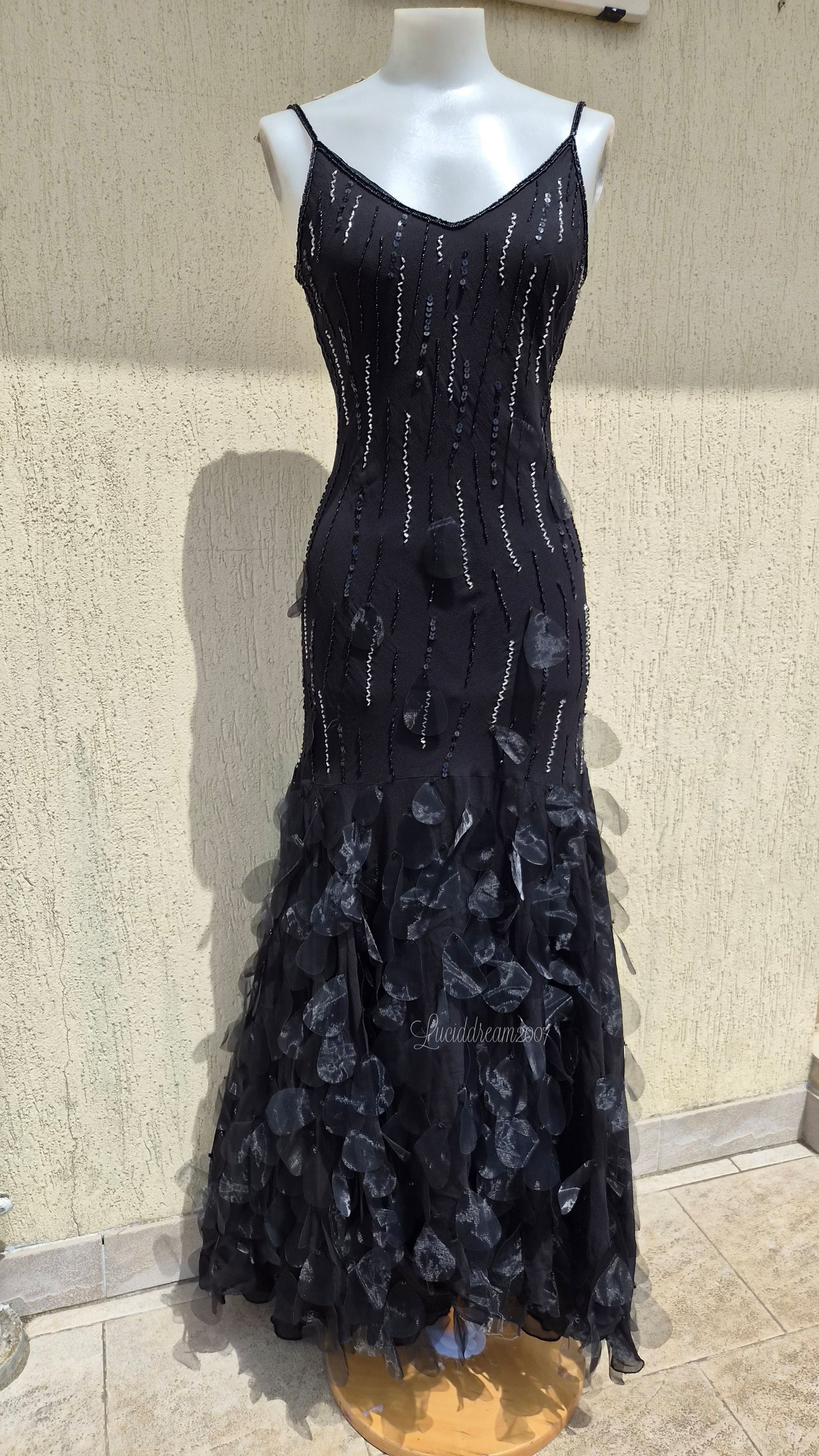 Robe dos nu en soie brodée