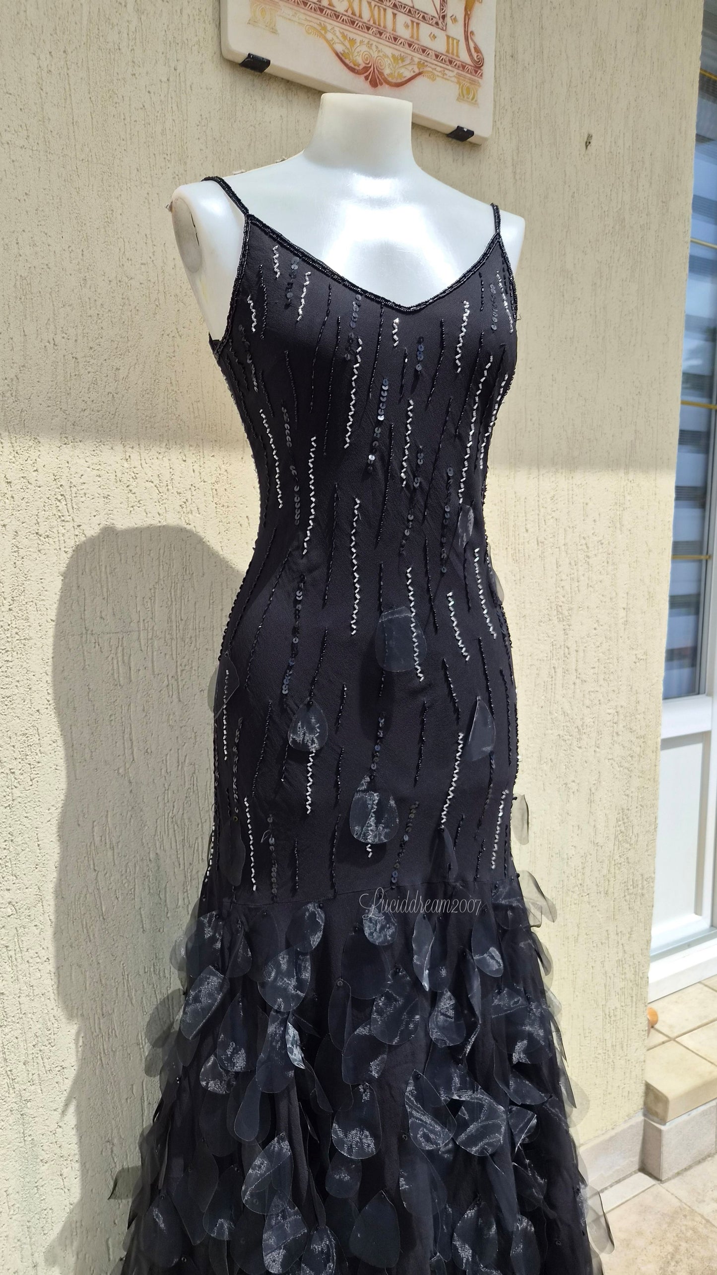 Robe dos nu en soie brodée