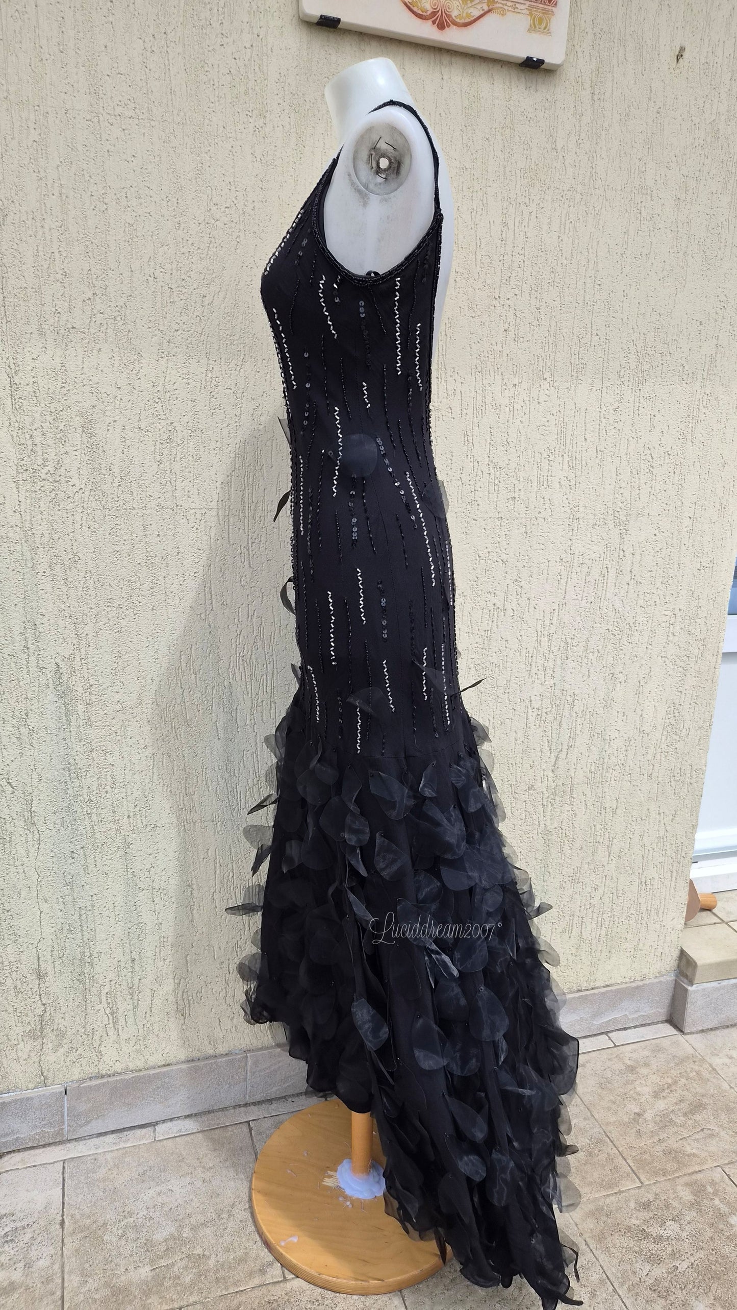 Robe dos nu en soie brodée