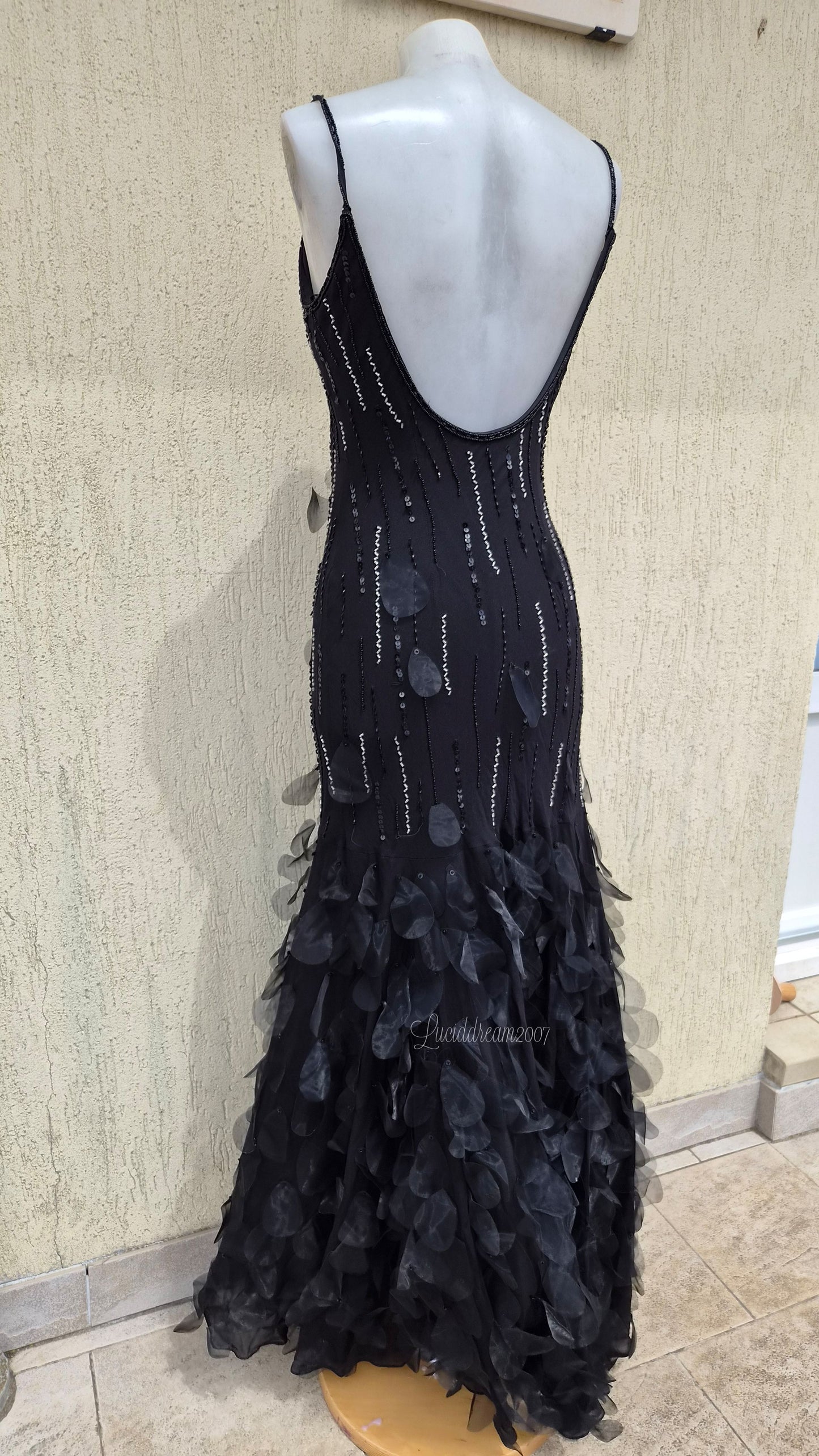 Robe dos nu en soie brodée