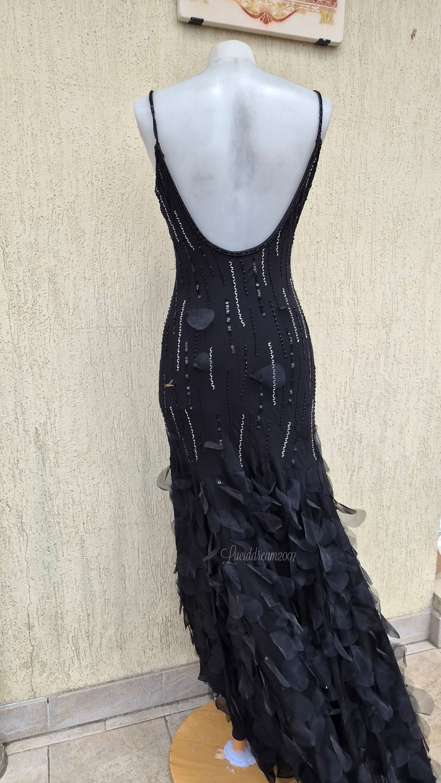 Robe dos nu en soie brodée
