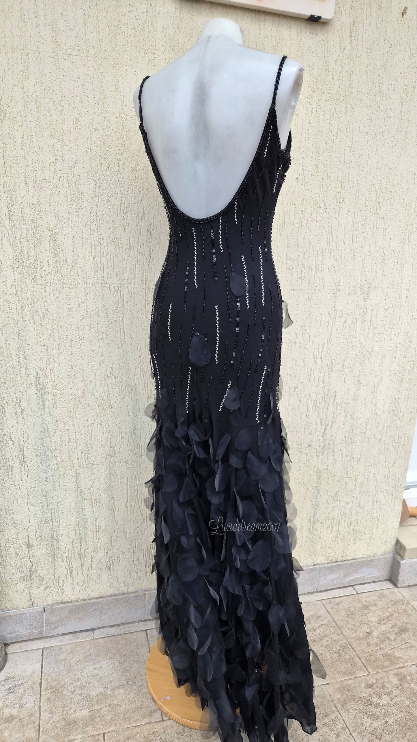 Robe dos nu en soie brodée