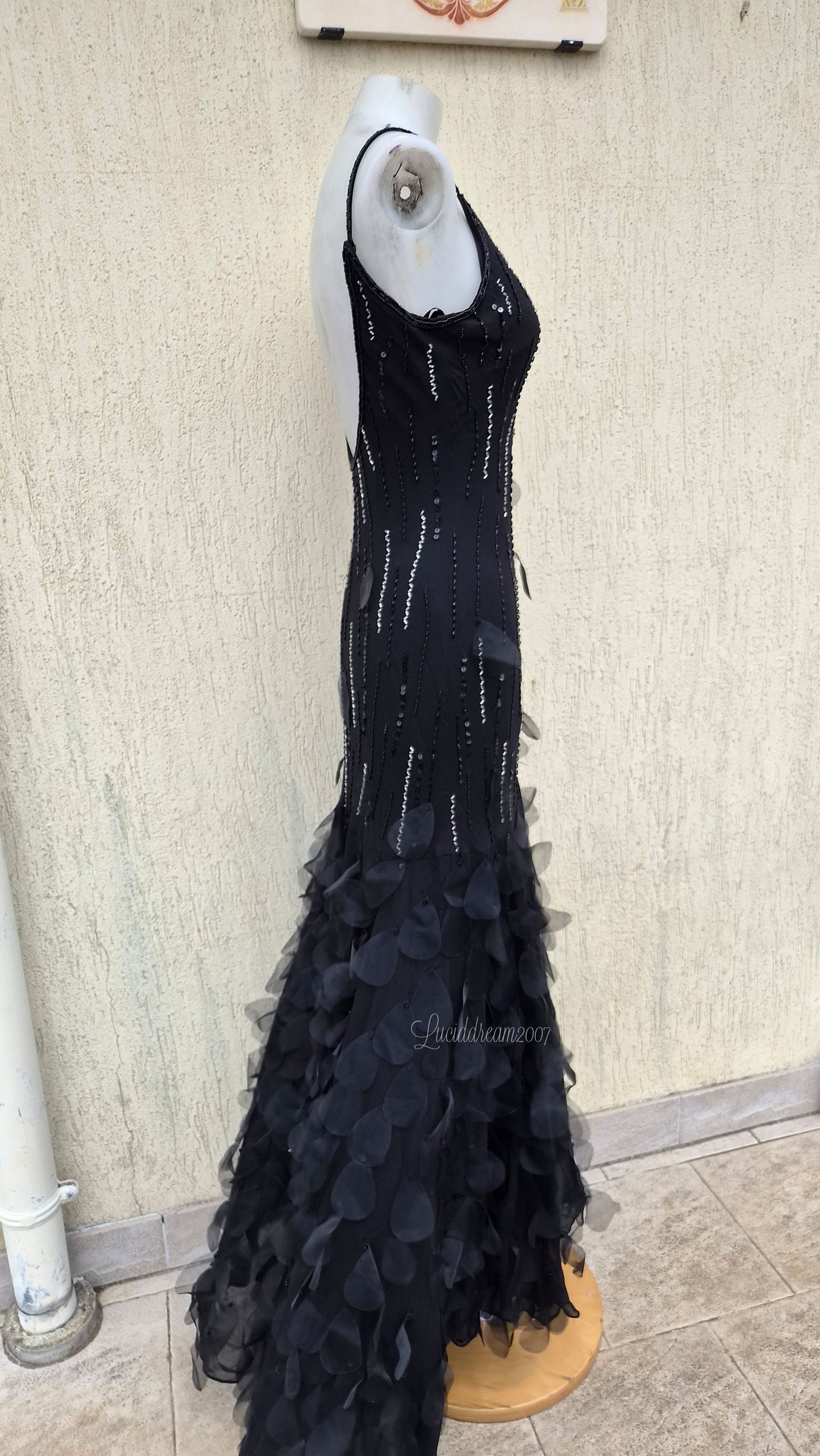Robe dos nu en soie brodée