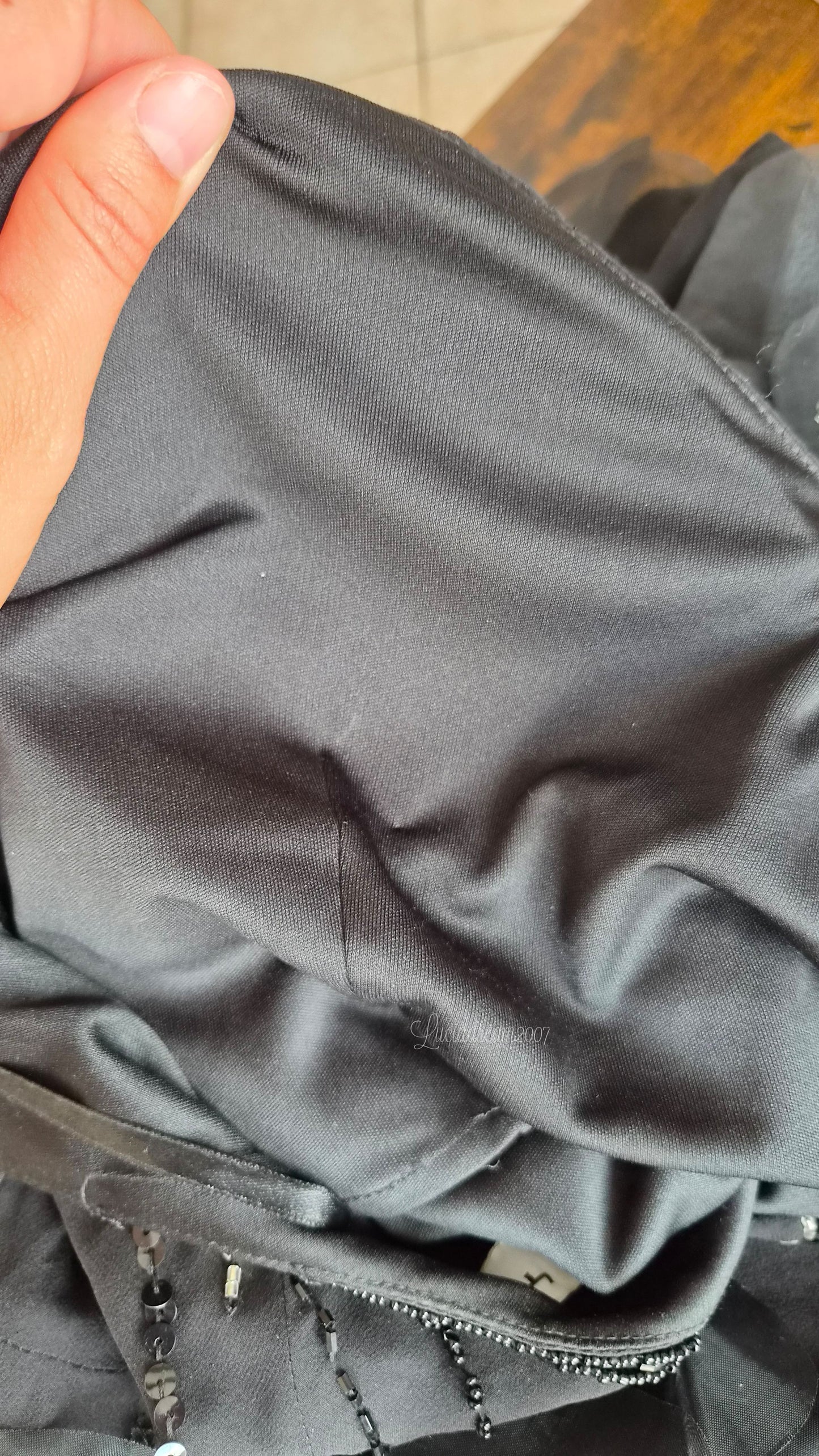 Robe dos nu en soie brodée
